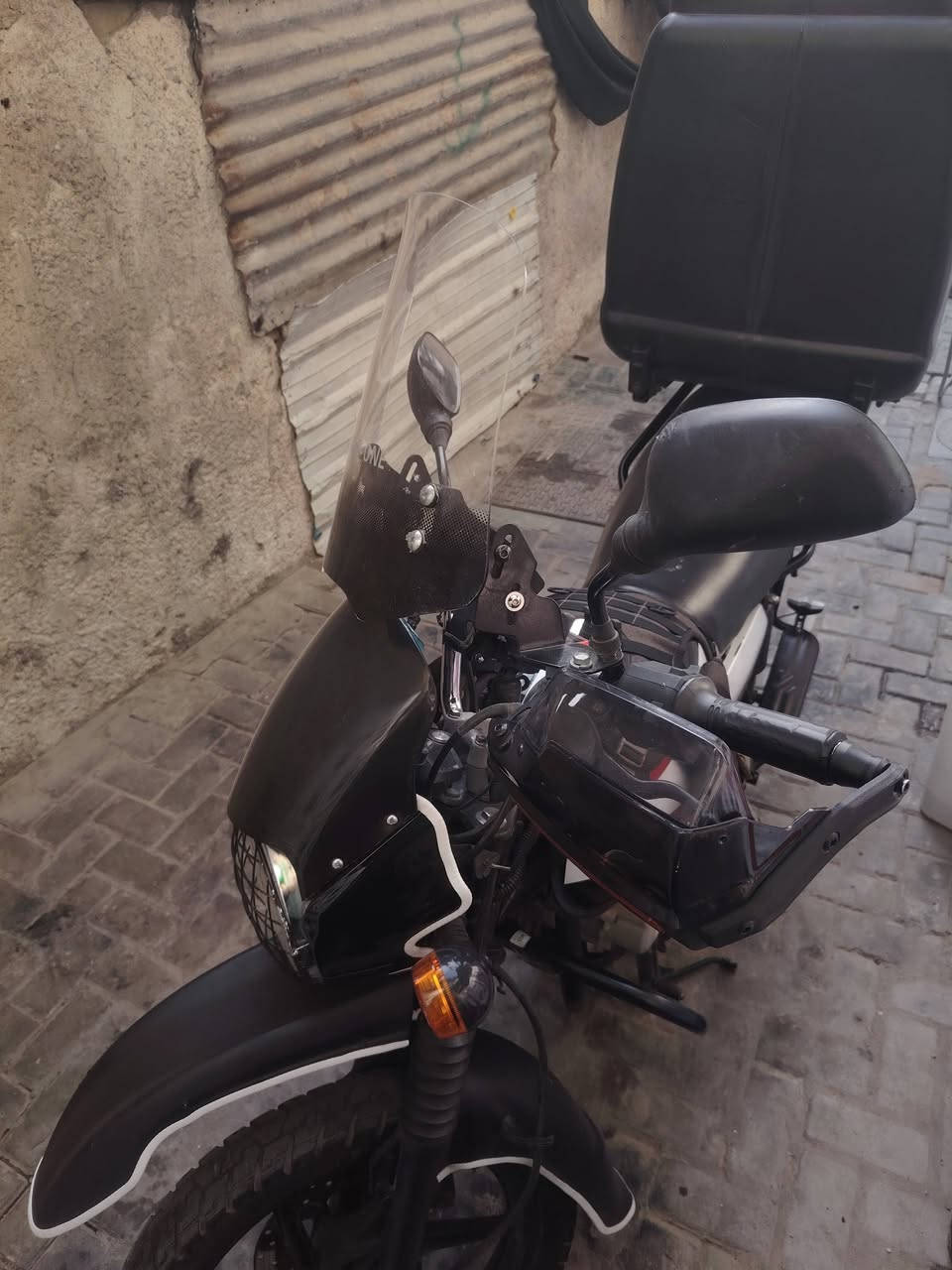 سلام عليكم بوكسر ٢٣ نضيفه كلش شاصيهه نضيف كلشش درتجه تعبان عليهه وممشاهه ٢٣ حقيقي حقيقي اني اخذته  زيرو
بيهه سيبايه  متحركه اصليه مال يابان مو صيني  هاي امل ٦٠ الف والجنطه هم انطيهه وياهه
بيهه جنطه مال تانكي جلد اصليه جيوب صفاحيات ب ٣٠ الف
بيهه واقيات اصليه اشارتهه بيهه سكن ازرك ويا الاشاره برتقالي سعرهن ٢٠ الف
بيهه جامه طويله شفافه  بيهه سماعه بلوتوث
وبيهه ستاند اصلي ابل شحن واير لس بنفس الوقت
تعبان عليهه دراجه الله شاهد بس دبلهه الامامي شويه تعبان لان ماطلع بيهه هواي
مرقمه كامله رقمهه جديد وسنويه جديده قبل شهرين تقريبا ستلمت سنويه سعرهه  (2400) مليونين و400  وكلشي اكو بل سوك مكاني بغداد الكفاح ***********
واعتذر ع اطاله
