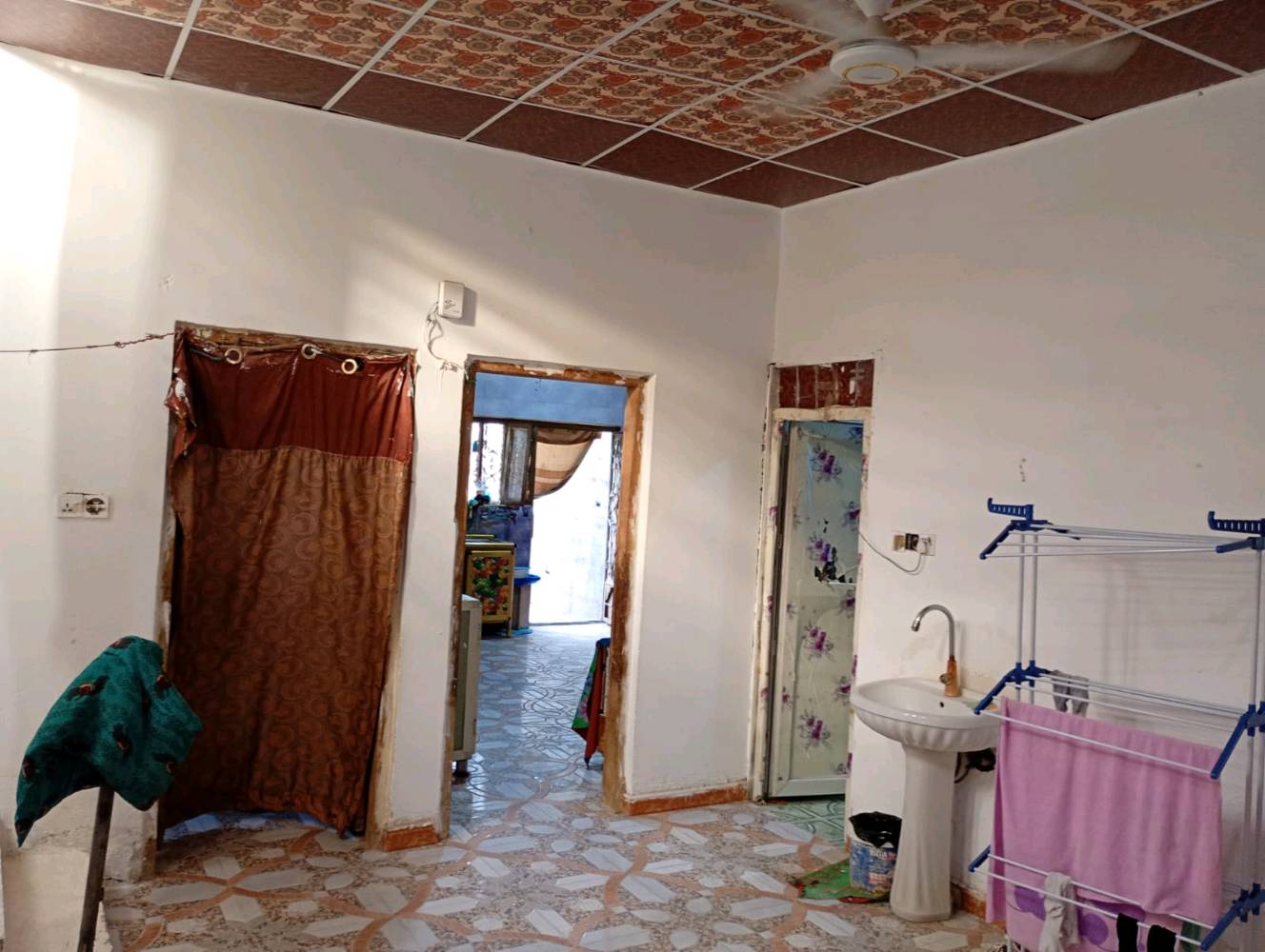 السلام عليكم البيت بلدية للبيع في ابي الخصيب عويسان شارع القصور قرب شارعالشهيد حسين الكناني داخل الفرع 
سعر 56 بيه مجال و قابل للتفاوض و البيت بعده جديد و البيت يحتوي على قرفتين2 ومنور و هول و صحيات داخليه و مطبخ و استقبال و ديوانيه و صحيات خارجية و كراج اتساع سيارة كبيره مساحته البيت 200 متر 
رقم الهاتف تواصل واتساب ***********