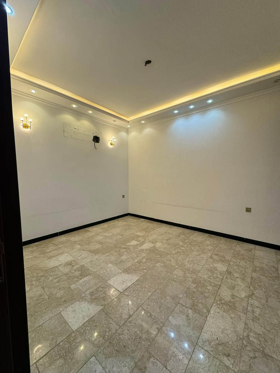 :

🏡 دار درجة أولى للبيع | فرصة مميزة جداً

📍 حي الجامعة – موقع راقٍ ومميز
📐 المساحة: 65 متر
📌 ركن على شارع عرض 15 متر
⭐ موقع استراتيجي وقريب جداً من الشارع التجاري
📍 خلف مطعم فايد چكن

✨ مناسبة للسكن أو الاستثمار، وموقعها يمنحها قيمة مميزة وقابلية عالية للاستفادة مستقبلاً.

📞 للاستفسار: ***********
ضرغام العاتي للعقار | بيع • شراء • استثمار
