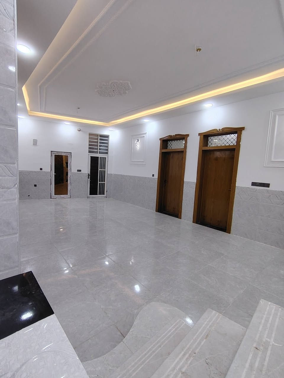 🏡 دار للبيع – حي ميسان |  شارع الشيوخ
📐 المساحة: 185 متر
📍 الموقع: حي ميسان – شارع الشيوخ
📄 الطابو: زراعي – سند 25
🏠 مواصفات الدار:
🛏️ غرفتين نوم
🛋️ استقبال وصالة
🍳 مطبخ
🧱 بناء جديد من الطابوق الجمهوري
🏗️ أساس وسقف صب كونكريت
🚿 حمامات
🌿 حوش
✨ دار بناء جديد، متينة وجاهزة للسكن، وموقعها ممتاز وقريب من الخدمات.
💰 السعر: [سعر 77]
📞 للاستفسار: ***********
#دار_للبيع #بيت_للبيع #حي_ميسان #سكلة_الكرعاوي #عقارات_النجف #النجف
