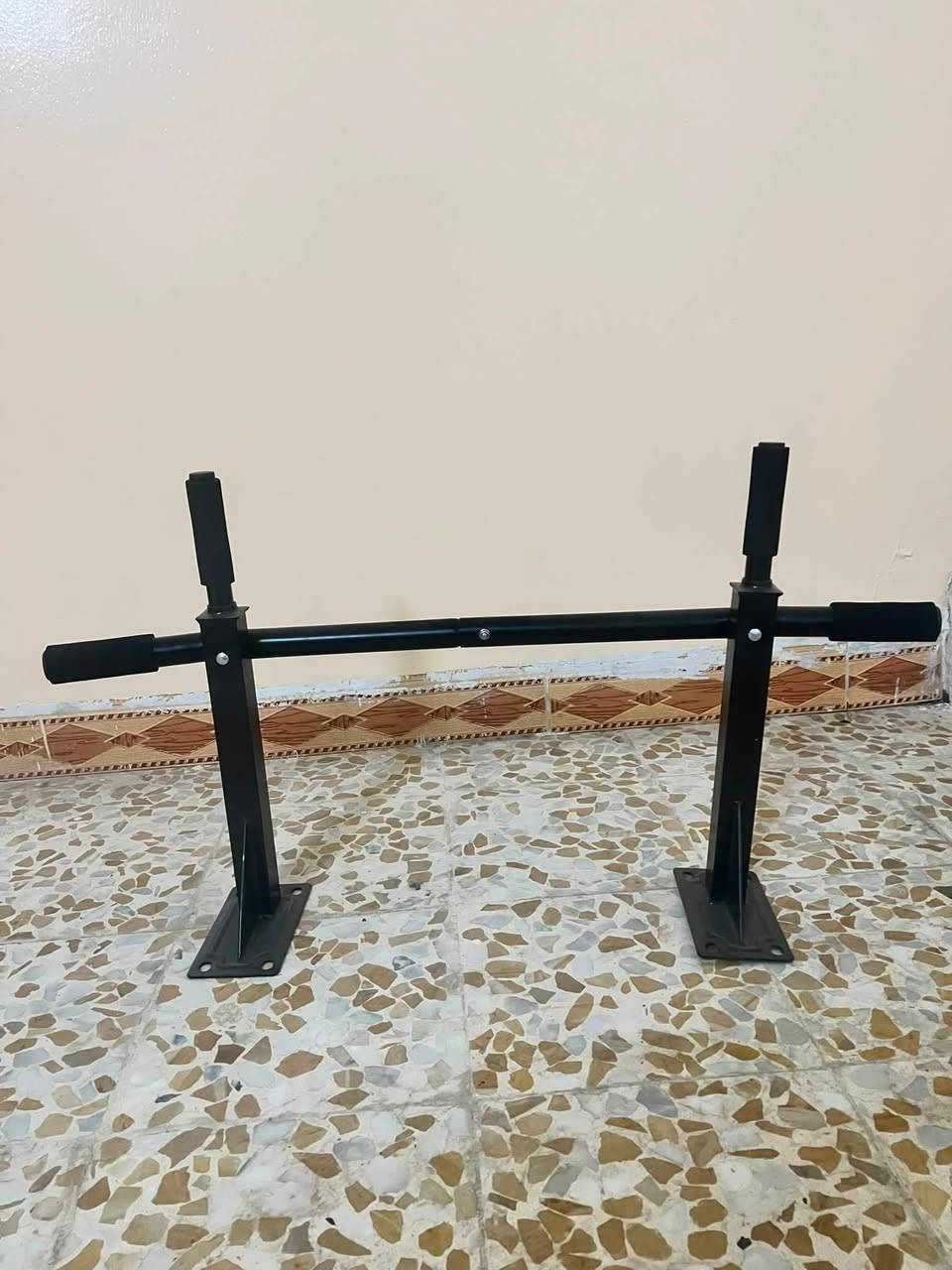 ‏سلام عليكم عقله جداريه للبيع مع البراغي مالها كامله جديده بس مفتوحه من الكارتون ما مستخدمه لل تواصل هذا الرقم ***********
