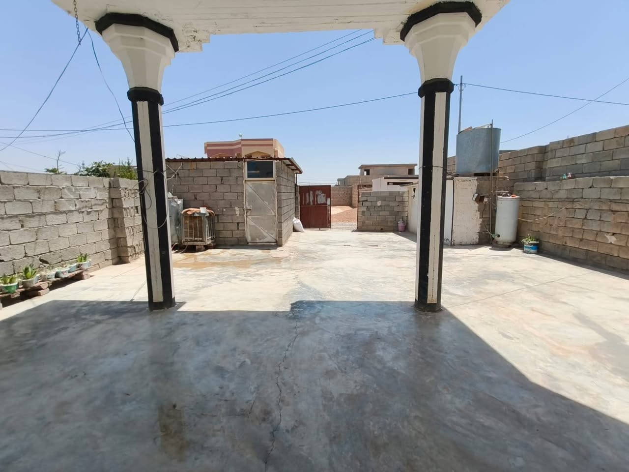 السلام عليكم
🏠بيت للبيع مساحه البيت كامل مع الحوش 280متر
البيت مكون من 
ربعه4*6متر
غرفتين كل غرفه4*4متر
مطبخ4*5متر
ممرر 2*6 متر
حمام داخلي 1.5*3متر
مع خلفي داير البيت عرضه 2متر
🚩الموقع قرية الدبس 
🔴السعر 43مليون وبيه مجال للطيبين
للأستفسار الأتصال ع الرقم ***********
