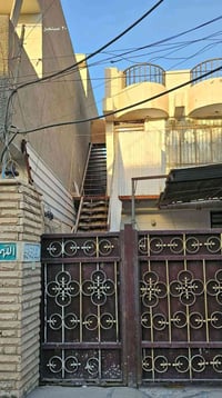 يوجد بيت طابق اول للايجار بسعر ٤٠٠ وبي مجال مكون من غرفة نوم وصالة ومط...