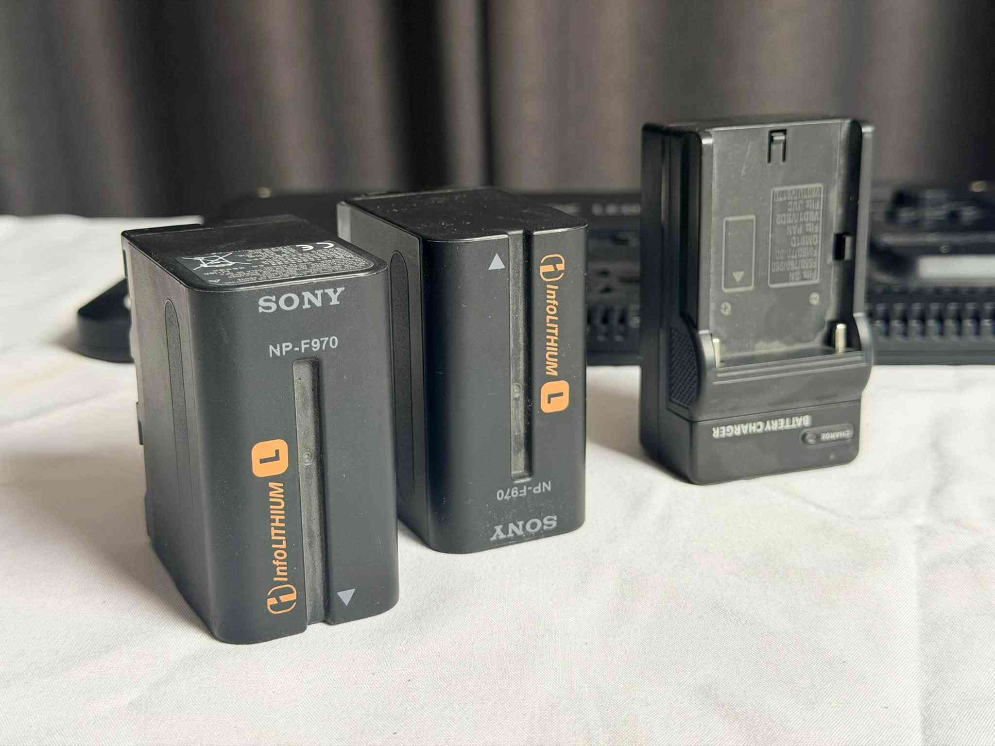 اضاءة godox للبيع
Godox ledp260c
تشتغل شحن وايضا كيبل ملحقات
الاضاءة
بلاطة حتى تتركب على ستاند
ريمون تحكم عن بعد
بطارية سوني *2
شاحن البطاريات
محولة كهرباء
مستخدمة قليل جدا 
سعر مناسب
تواصل واتساب او خاص
***********
