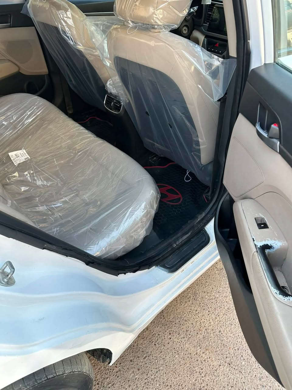 سلام عليكم النترا خليجي موديل ٢٠١٧ فتحه مري شفط تحكمات قطعتين تبريد محرك ١٦٠٠ دوش كير محرك كفاله بيهه قطعتين صبغ بدون دواخل موضحه بل فديو تبريد ثلج منضومه جديده عزه ورقم جديد بسمنه تريد وكاله او تحويل الف متدفع العنوان بغداد حي جهاد السعر ١١٥ ورقه بيهه مجال قليل هاتف *********** خابر وتدال
