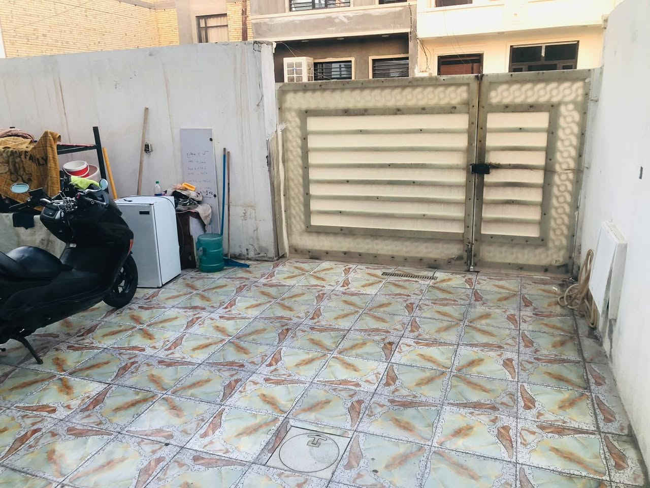بيت للبيع 
مساحه 200متر   واجهة 10   او  نزال 20
يحتوي صاله كبيره 
او 4غرف نوم
اوخدمات بل طابق الاول او طابق الثاني‏
الدورة البوعيثة وشارع العيثاوي قرب مول ادم
‪***********‬‏

