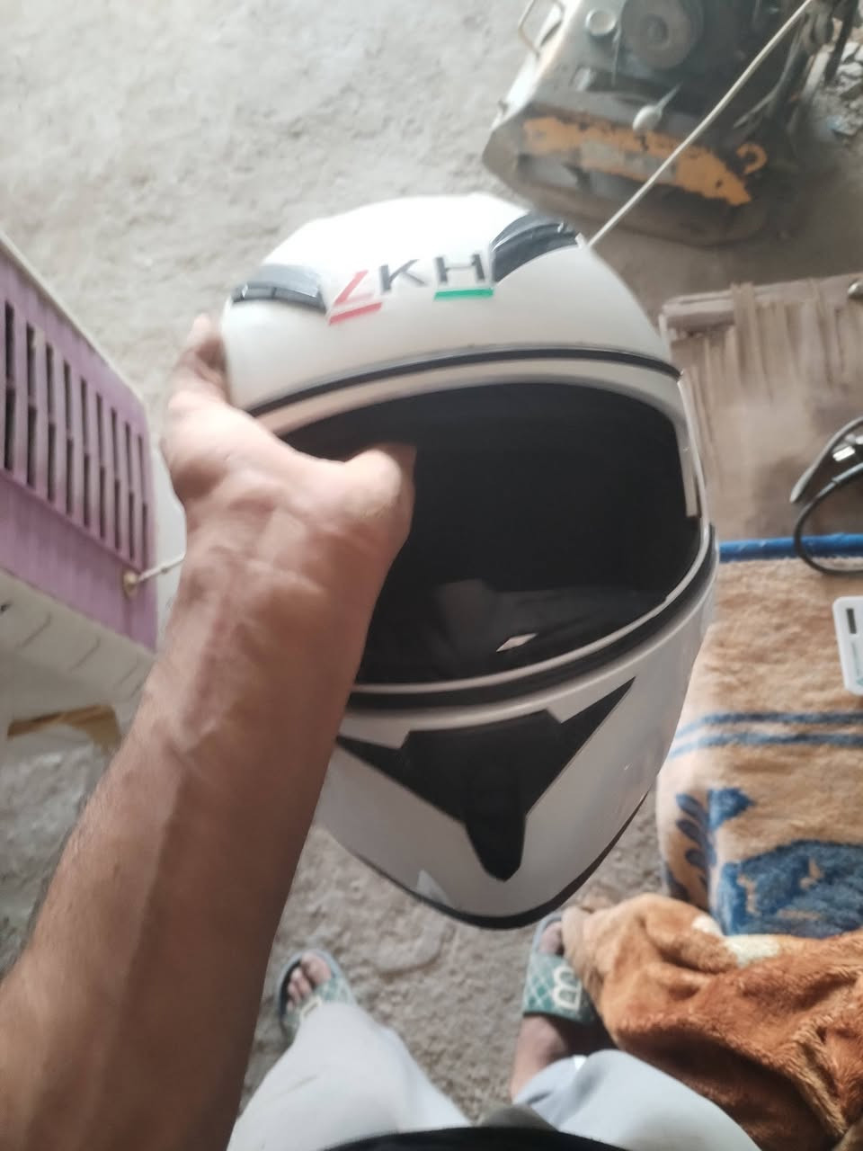 سلام عليكم خوذة للبيع جديدة كلش شخط مابيه وجايك شتاء تفيدك لشراي تصل على رقم *********** #الجميع
