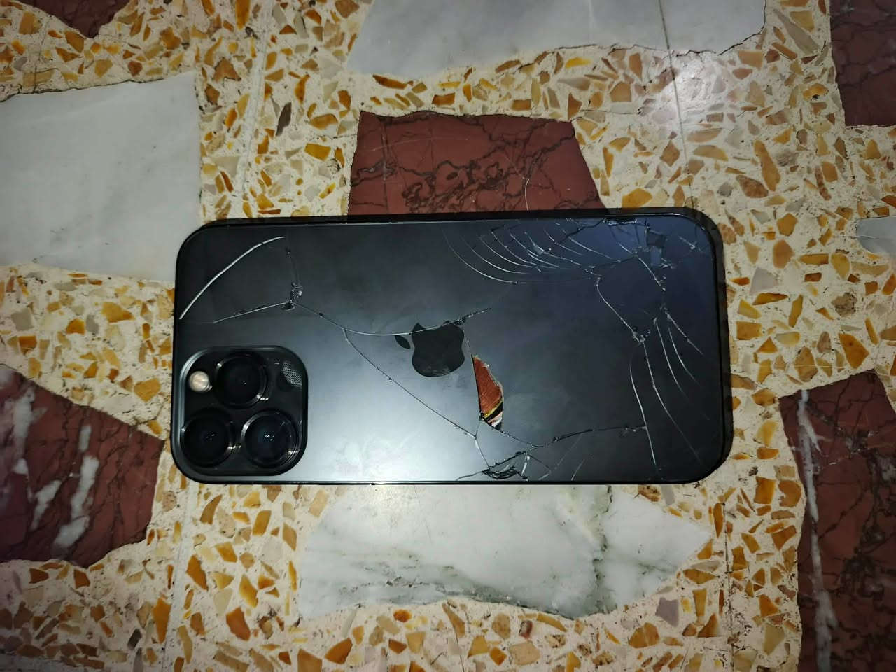 iPhone 13 Pro Max
ايفون 13 برو ماكس للبيع في الموصل

بطارية 88 🔋

تك سيم

نموذج M

نضافتة 90 بالمية

مستبدل شاشة اصلية مال تفليش فقط وضهر مكسور

الجهاز كلة شغال بس بي اشعار من ابل بسبب الوكعة وما يضر اي شي مجرد اشعار مال كامرة 

فيس ايدي شغال كلة شغال مابي اي عطل الجهاز معروف 

وللمعلومة تبديل الضهر مال ايفون ب 10 يرجع جديد

 

السعر 470 وبي مجال بسيط 

 للتواصل ***********

والخاص مفتوح
