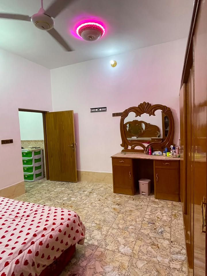 السلام عليكم
بيت للبيع مساحه 100متر واجهيه 5 نزال 20
البيت نظيف موضح الكم بالصور 
 الموقع وره السايلو قرب روضه الياسري
بيت مطلوب اسكان 13مليون 
السعر الكلي مع الاسكان 90 مليون 
الرقم ***********

نص مكتوب في الصور:
- الآن شاهد البث المباشر عن طريق منصة اليوتيوب BQ LIVE بيرق مباشر https://www.youtube.com/@bqlive
