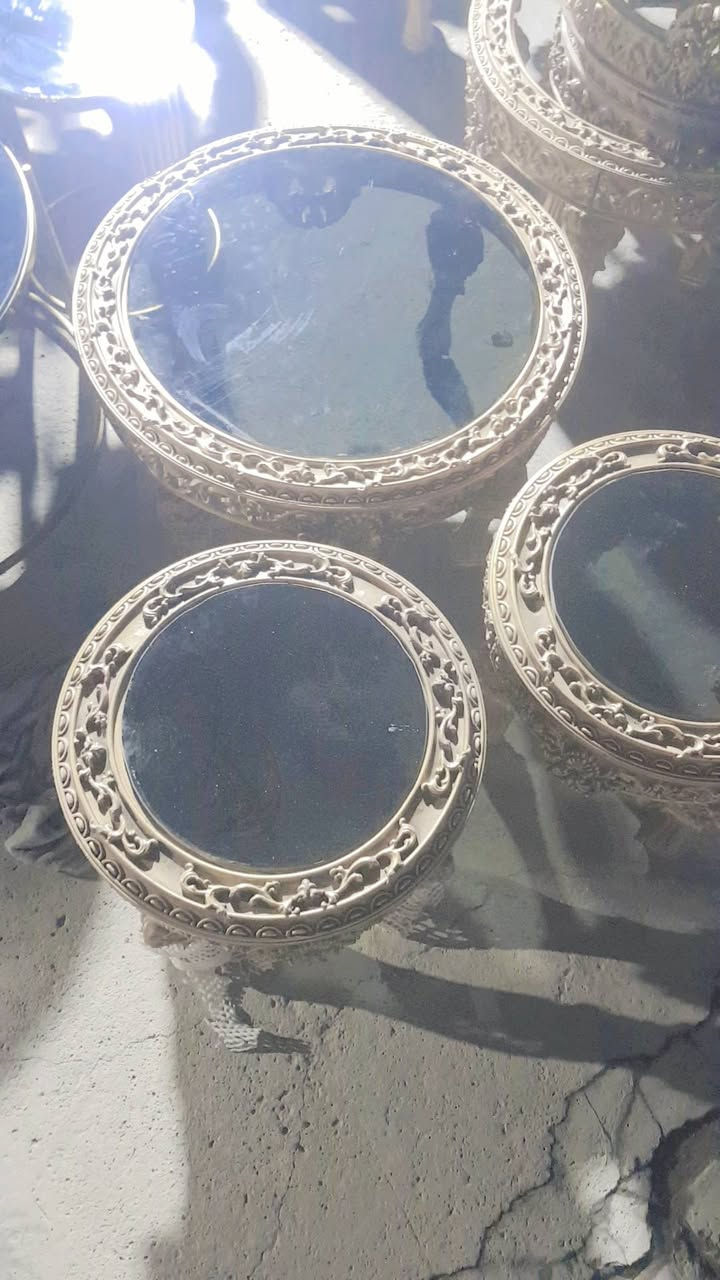 سيت طبلات مودرن 
1وسطيه 
2تقديم 
الوجه جام ثخين مضلل 
العدد قليل 
التواصل ***********

نص مكتوب في الصور:
- CapCut Ai
