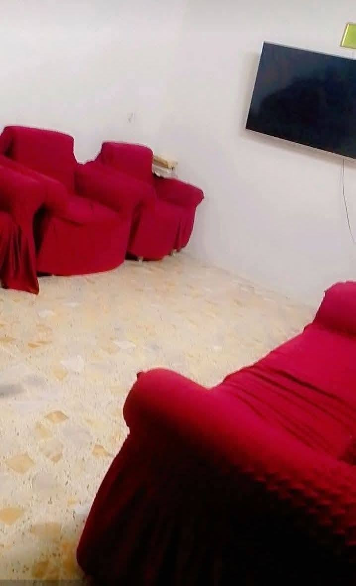 السلام عليكم بيت للايجار بمنطقه البلديات شارع مصرف يوم معجنات عسل مساحه 120 الايجار 350 لو حابين تتصلوا على هذا الرقم على الواتساب ***********
