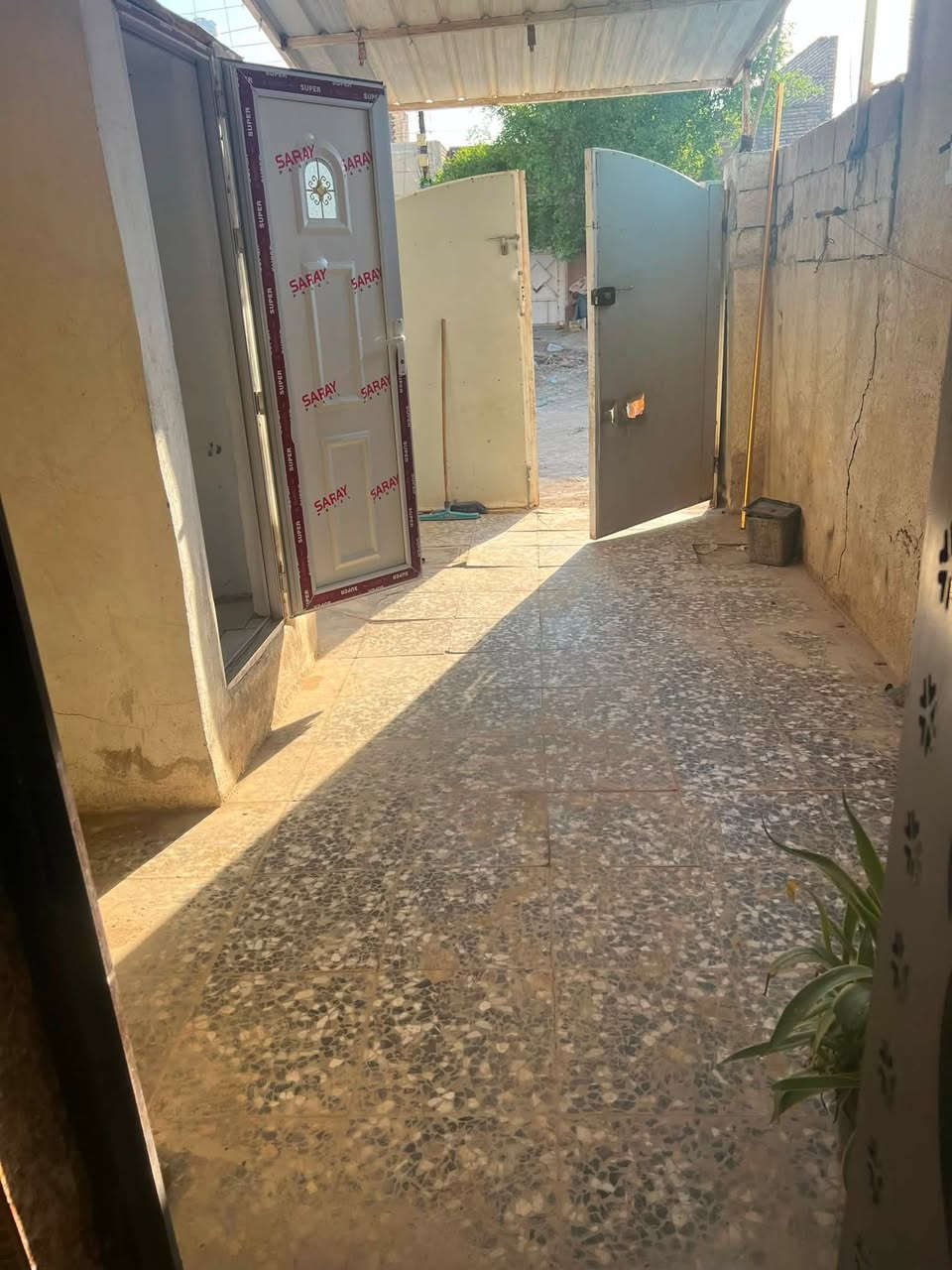 مشتمل البيع في بغداد الحسينية مال راشديه في الخدمات بشارع العريض مال عقيد علي مساحة 85 متر مدخلين كراج كبير واستقبال وحولي وغرفه نوم كبيرة ترك زغير 
السعر ٤٥ بي مجال  نقص بس الواجهيه يرادله نثر  
الهاتف ***********
