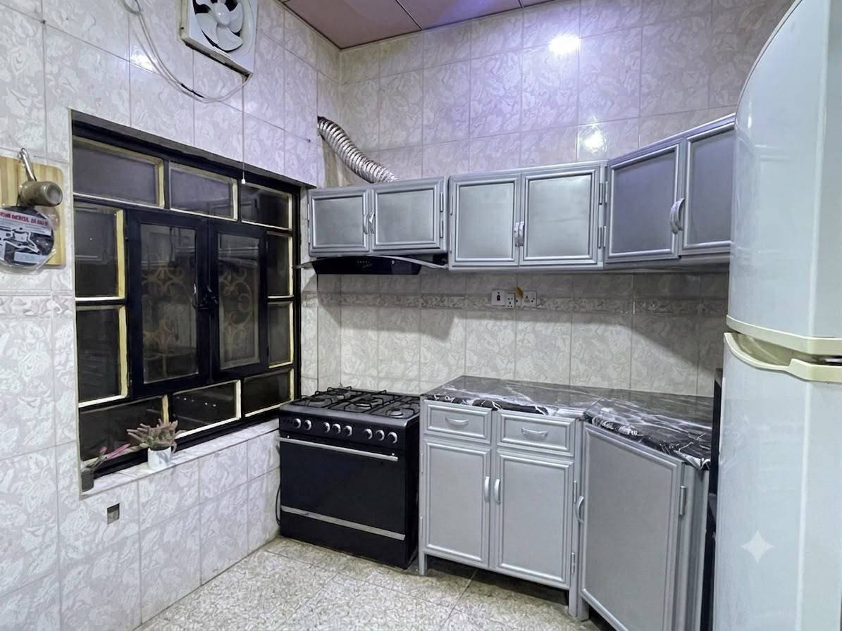 يعلن مكتب عقارات أبو انور الطويسة عن وجود بيت البيع المنطقة حي الخضراء خلف مستوصف محمد الدرة 🏠
المساحة 126م الواجهة 7 م النزال 21 م 
طابقين بناء 2013 طابوق
الطابق الاول يحتوي على غرفة منام واستقبال وصالة ومطبخ وصحيات + حمام خارجي 
الطابق الثاني يحتوي على ثلاث غرف وموزع مع صحيات والسطح يحتوي على مخزن 
السعر 365 مليون وبيه مجال مكان راقي ممتاز الستفسار//***********//***********// كما نستقبل جميع عروضكم وطلباتكم التجارية والعقارية المكتب مجاز قانونيا المكتب ماقبيل مطعم الحسون عقارات أبو انور الطويسة
