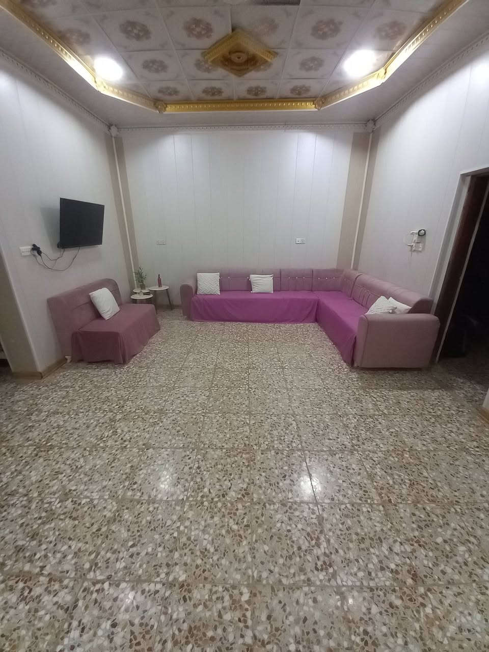 بيت للبيع في حي الجوادين قرب المدرسة الصينية المساحة ٣٣٣ السعر الاتصال ***********
