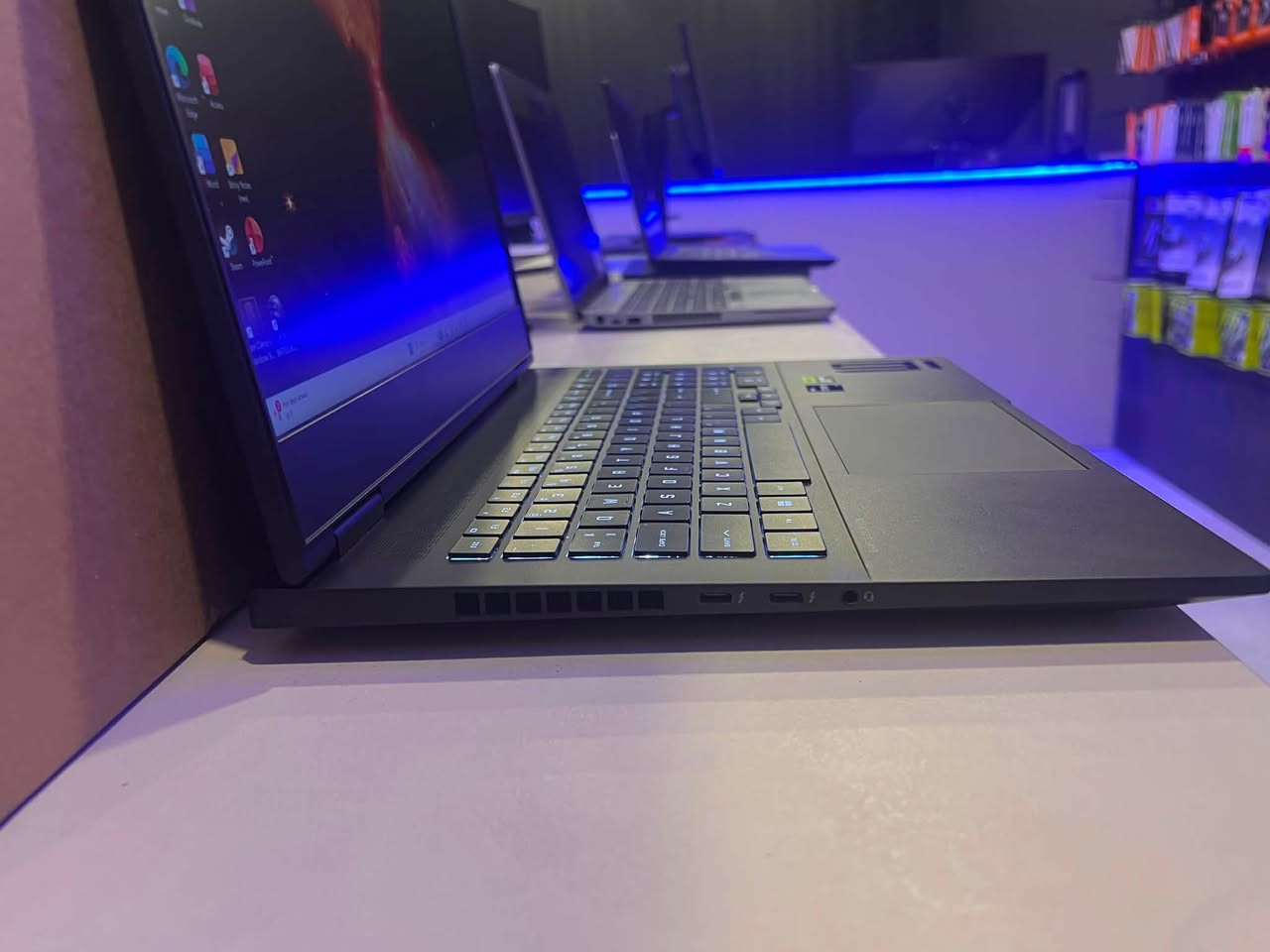 💰 السعر: 1,700,000 د.ع فقط
رقم:*********** WhatsApp 

🔥 وحش الألعاب والإنتاجية HP Omen 16 ! 🔥
إذا كنت تبحث عن الأداء الخارق، السرعة الفائقة، والشاشة الخرافية للألعاب، المونتاج، وبرامج الهندسة، فهذا اللابتوب هو الخيار المثالي لك! 🚀
💻 المواصفات الجبارة:
 المعالج (CPU): Intel Core i9-13900HX (أداء جبار للمهام الثقيلة)
 كرت الشاشة (GPU): NVIDIA RTX 4060 8GB (يشغل أثقل الألعاب والبرامج بكل سلاسة)
 الرامات (RAM): 16GB DDR5 (سرعة استجابة عالية جداً)
 التخزين (Storage): 1TB SSD NVMe (سعة كبيرة وفتح سريع للنظام والبرامج)
 الشاشة (Display): حجم 16 بوصة بدقة 2K وبتردد خيالي 240Hz (نقاوة سلاسة لا توصف في الحركة)

📌 ملاحظات الحالة:
 اللابتوب مستخدم بس نظيف جداً (بحالة الجديد) ومرفق مع الكارتون الأصلي الخاص به 📦✨
 الضمان: ضمان لمدة شهرين لتبصم وتلعب وانت مطمن 🛡️

🛵 التوصيل: متوفر بسعر 6,000 دينار فقط لكافة المحافظات / المناطق.
