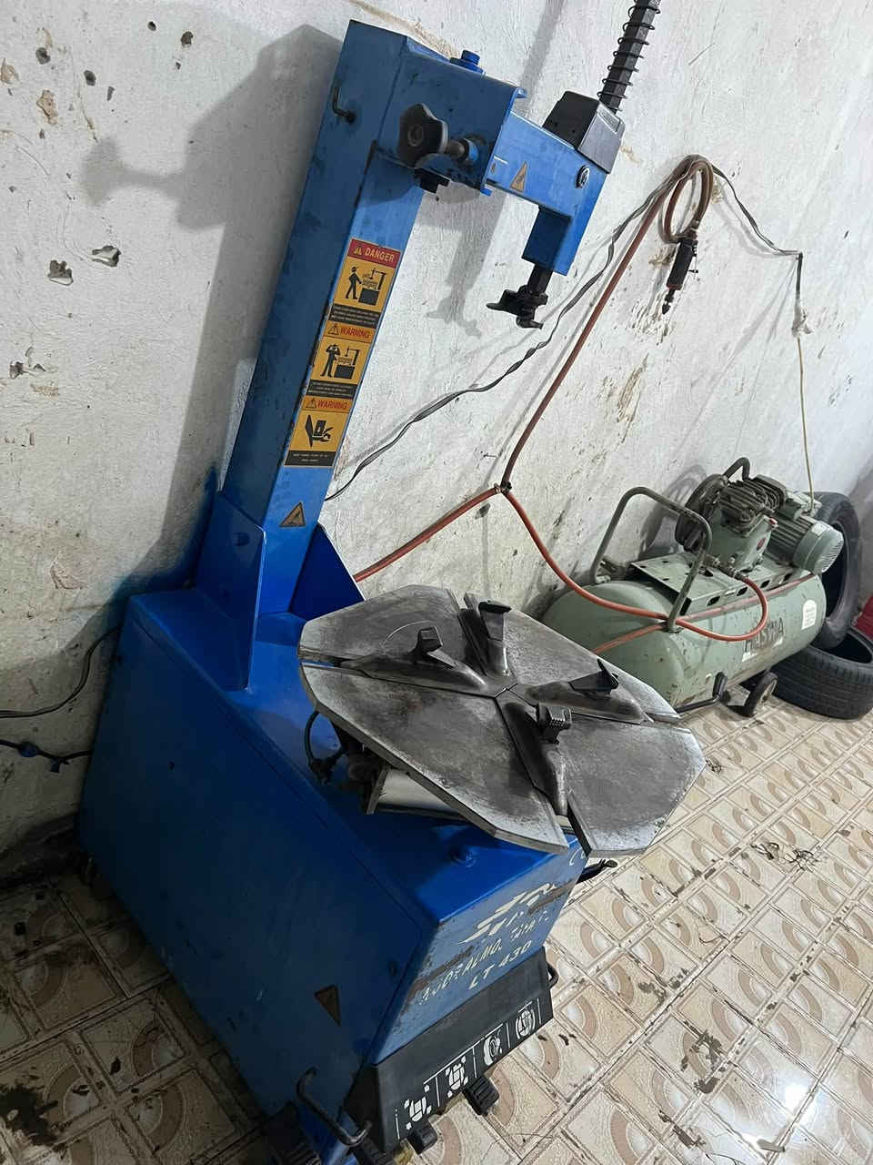 السلام عليكم***********
محل بنجر جاهز غراض كاملة للبيع 
خالعة ايطاليه حجم ٢٤ نضيفة شرط الشغل 
كمبريسر ٣٢٠ لتر جديد شغال كهرباء 
بلنص سيكان 99 C جديد استخدام قليل 
جك ٣طن+ 
تكم 5طن 
درين تيتان لاصلي+
سكيوره اصليه
عارضه +رفوف عدد ٢+
صوندات كاملة+
تايلبرات عدد٢ + ركع فتايل 
ميز صباين وعده كامله +تايرات مستخدمه 
المكان. النجف. ***********

