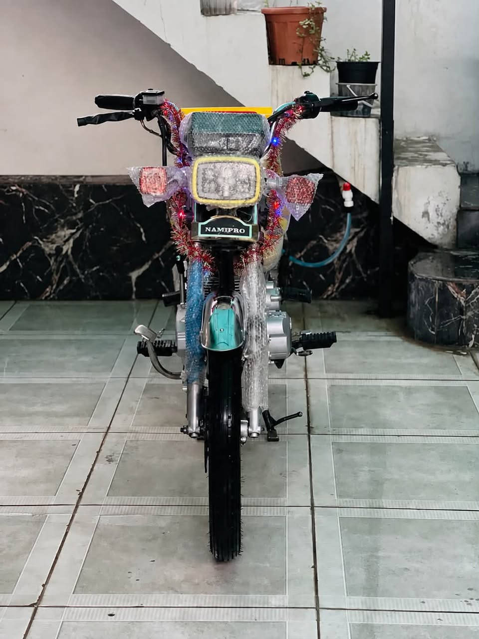 🏍️ دراجةساڤين 5 گیر (نامي برو) موديل2020
دراجة جديدة (لوك)، تشبه الزيرو وماشية شي قليل كلش. كل شي بيها بشرط الفحص وعلى بلادها.

🛠️ المواصفات والشروط:

 المحرك (المكينة): بشرط الفحص (ما مفتوحة نهائياً)، ما تنقص دهن وما بيها أي دخان. مكينة قوية وجديدة.

 الشاصي والبدن: كل النواحي بشرط بلاد، وحتىالسویجات مالتها الأصلية مال بلاد.

 الأوراق: المنيفيست الأصلي مال الشركة موجود وياها.

 الكهربائيات: منظومة الكهرباء كاملة  كله شغال وبشرط الفحص.

 التايرات والبريكات: التايرات اثنينهم جدد، والبريكات مضبوطة كلش وما بيها أي نقص.

💰 السعر والعنوان:

 السعر: 575,000 دينار (خمسية وخمسة وسبعين ألف دينار).

 العنوان: كركوك - الشورجة، قرب مطعم حمه ناصر.📍📍

📞 للاستفسار والشراء:

 رقم الهاتف: ***********

ملاحظة للمشتري: الدراجة على الواقع هي تحچي عن نظافتها ومتانتها، وكل شي بيها ينباع بشرط الفحص والضمان.

🔱🔱🔱🔱🔱🔱🔱🔱🔱🔱🔱🔱

🏍️ ماتۆڕی سیڤان(نامي برو) مۆدێل 2020 

ماتۆرێکی زۆر زۆر تازە و لۆک، هاوشێوەی سفرە و زۆر کەم کاری کردووە. هەموو شتێکی بەشەرتە و لەسەر بیلادی خۆی ماوەتەوە.

🛠️ تایبەتمەندی و مەرجەکانی ماتۆڕەکە:

 مەکینە (بزوێنەر): بەشەرت،  (نەکراوەتەوە)، بەبێ سەرفکردنی ڕۆن و بەبێ دووکەڵ (بخار). مەکینەی توند و لۆکە.

 شاسی و بەدەنه: هەموو لایەکی بەشەرتی بێلادە، تەنانەت سوویچەکانیشی بێلادین.

مەنەفێسی شەریکەیی خۆی لەگەڵ دایە

 سیستەمی کارەبا:، کارەباییات بەشەرت و بێ کێشەن.

 تایە و برێک: هەردوو تایەی لۆکن و برێکەکانی زۆر مەزبوت و بێ کێشەن.

💰 نرخ و ناونیشان:

 نرخ: 575, دینار (پێنج سەد و حەفتا و پێنج هەزار)

ناو نیشان شۆرجە نزیک چێشت خانەیی حمە ناسر📍📍

📞 بۆ پەیوەندی و کڕین:

 ژمارە تەلەفۆن:***********

تێبینی بۆ کڕیار:ماتۆڕەکە لە کاتی بینیندا خۆی شاهیدی پاكی و توندوتۆڵی خۆی دەدات، هەموو شتێکی بە شەرت دەدرێت.
