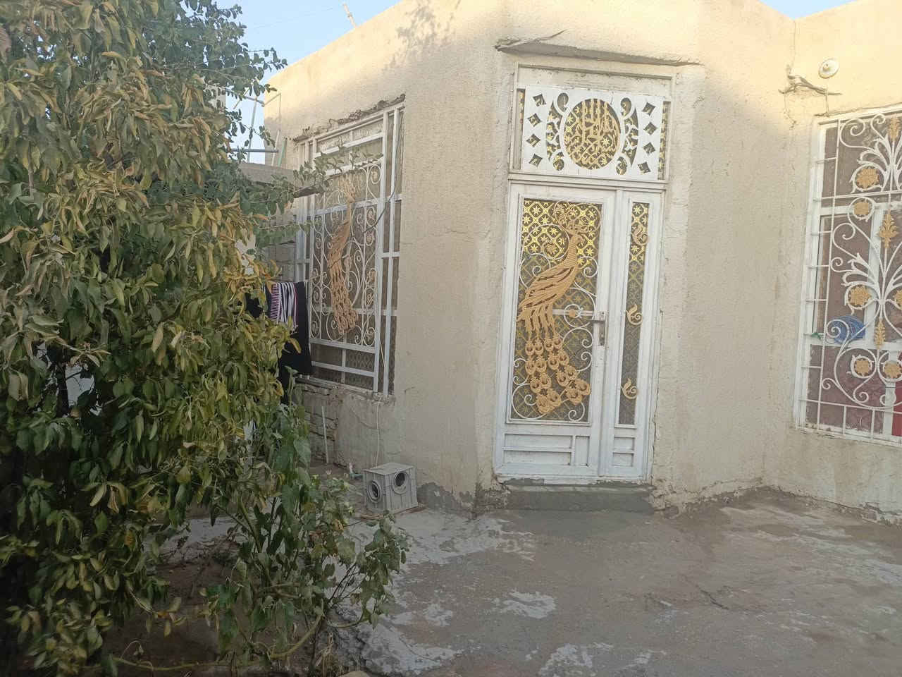 سلام عليكم بيت البيع المساحة 200  العنوان الحمزة الغربي بشارع المعاره الهناك عن حسنيته السجاد  بفرع  المختار كاظم شبيب الخشيمي  يبعد عن الشارع100متر والمولد هم 100متر ماي كرهباء البيت يتكون من غرفتين نوم ومطبخ وصاله وستقبال وحمامات خرجيه وحمام دخلي  الوجهي 12ونص النزال 16 السعر 52 وبيه مجال الرقم ***********
