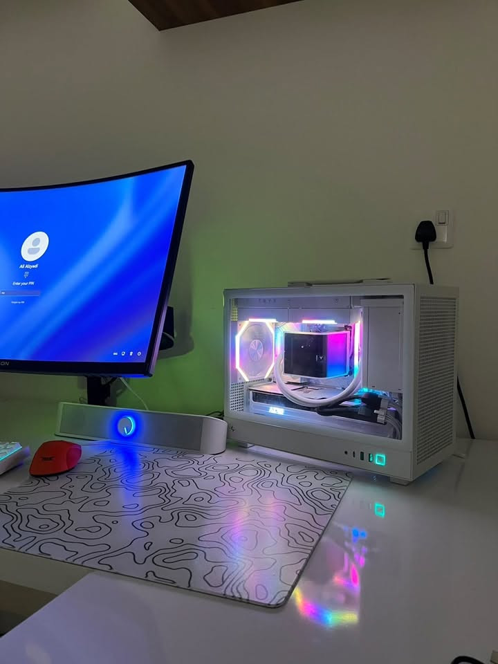 للبيع ست اب كامل سبب البيع سفر
وتساب ***********

GPU: gigabyte RTX 5080 SFF AERO  

 CPU: AMD Ryzen 7 9800X3D

SSD: Samsung 990 PRO 2TB NVMe

Motherboard: Gigabyte B850M AORUS WHITE WIFI6

PSU: DeepCool PQ1000W Gold — Full Modular White

Cooler: TRYX PANORAMA se 240 White

RAM: Lexar ARES RGB 32GB (2×16GB) DDR5 6400MHz CL32 White

‎السعر 4,800,000

‎الاكسسوارات 
MOUSES
ATK BLAZING Z1 series ultra +  60,000 IQD
Logitech g502x plus lightspeed wireless white 130,000 IQD 

KEYBOARDS

ATTACK SHARK K86 Wireless Mechanical Keyboard 70,000IQD

EPOMAKER
HE68 Lite 60,000 IQD

HyperX cloud 3 wireless 60,000 IQD

ميز كورنر ماخذه من سكارك سنتر 200,000 IQD

Ups oflline carbon 3000VA  100,000 IQD

GAMEON GOC27f300 PRO SERIES 180,000 IQD

MSI PRO MP251L E2 120hz 80,000 IQD

كرسي كيمنك 70,000 IQD
