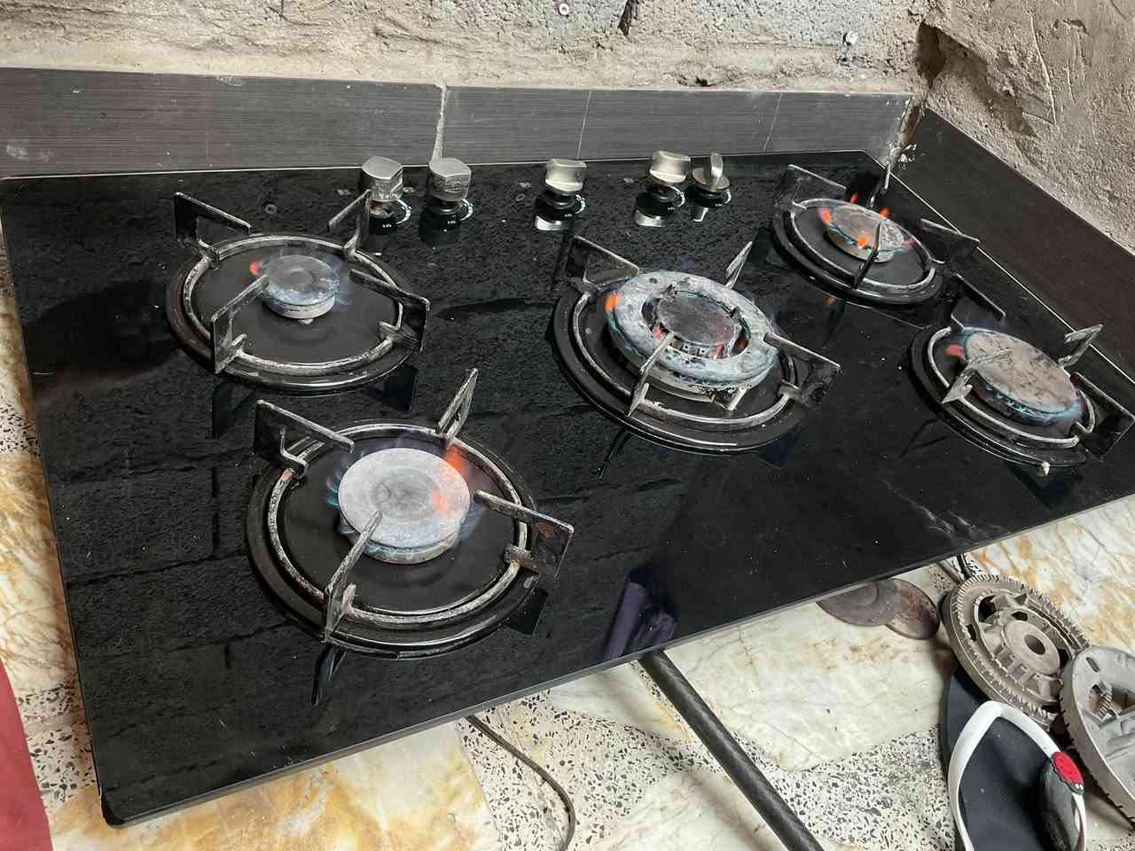 طباخ غاز زجاجي 5 عيون للبيع 
سطح زجاج أسود أنيق
مناسب للطبخ اليومي وجميع العيون تعمل مستخدم شهرين 
90 في 50 سم
السعر: 60 ألف دينار
واتساب : ***********
