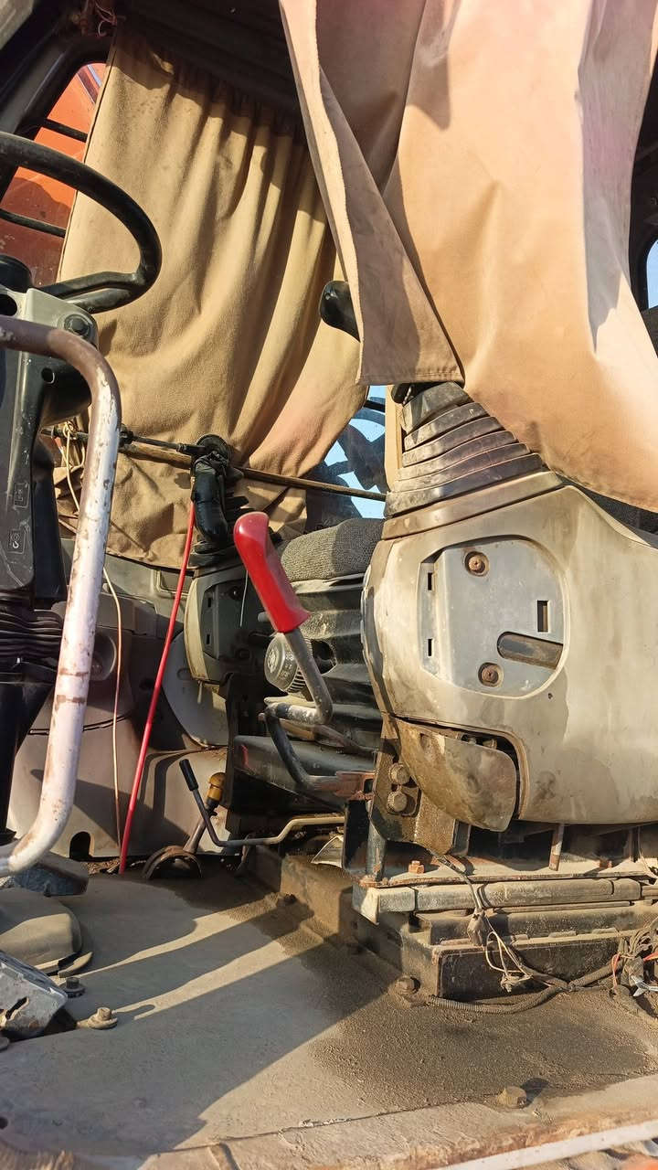 حفاره فيات هيتاشي موديل 99محرك رقم سنويه تحويل محرك مضخه كنترول ثكيل خفيف كله شغال رقم ***********اثير***********
