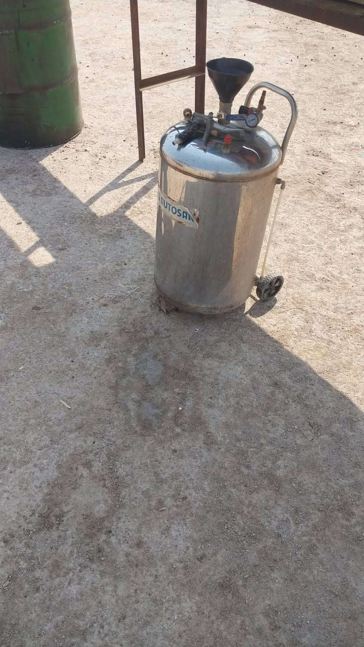 ميز عارضة طول .2.متر ونصف المتر .أرتفاع .2. 21 .سانت متر و سير بطول .4.متر و سير بطول 3 .ونصف المتر و منشار بالزين عاطل و دبة رغوة مال غسل به ثقوب ومسدس رغوه وبرميل عدد 2. جديد .الأتصال على الرقم..***********..
