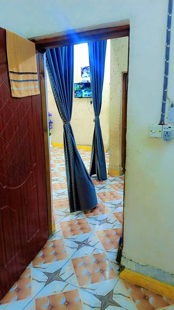 سلام عليكم بيت للبيع طريق الدغاره يم مشتل الربيع يبعد عن الشارع 200 متر البيت يتكون من غرفتين نوم صاله جبيره مطبخ جبير صحيات خارجيه وداخليه نظيف كلش عالي عن الشارع ماي كهرباء مولدت شارع مساحت البيت 400 بنيان 200 وحديقه خلف الليت 200   اتصال ***********
