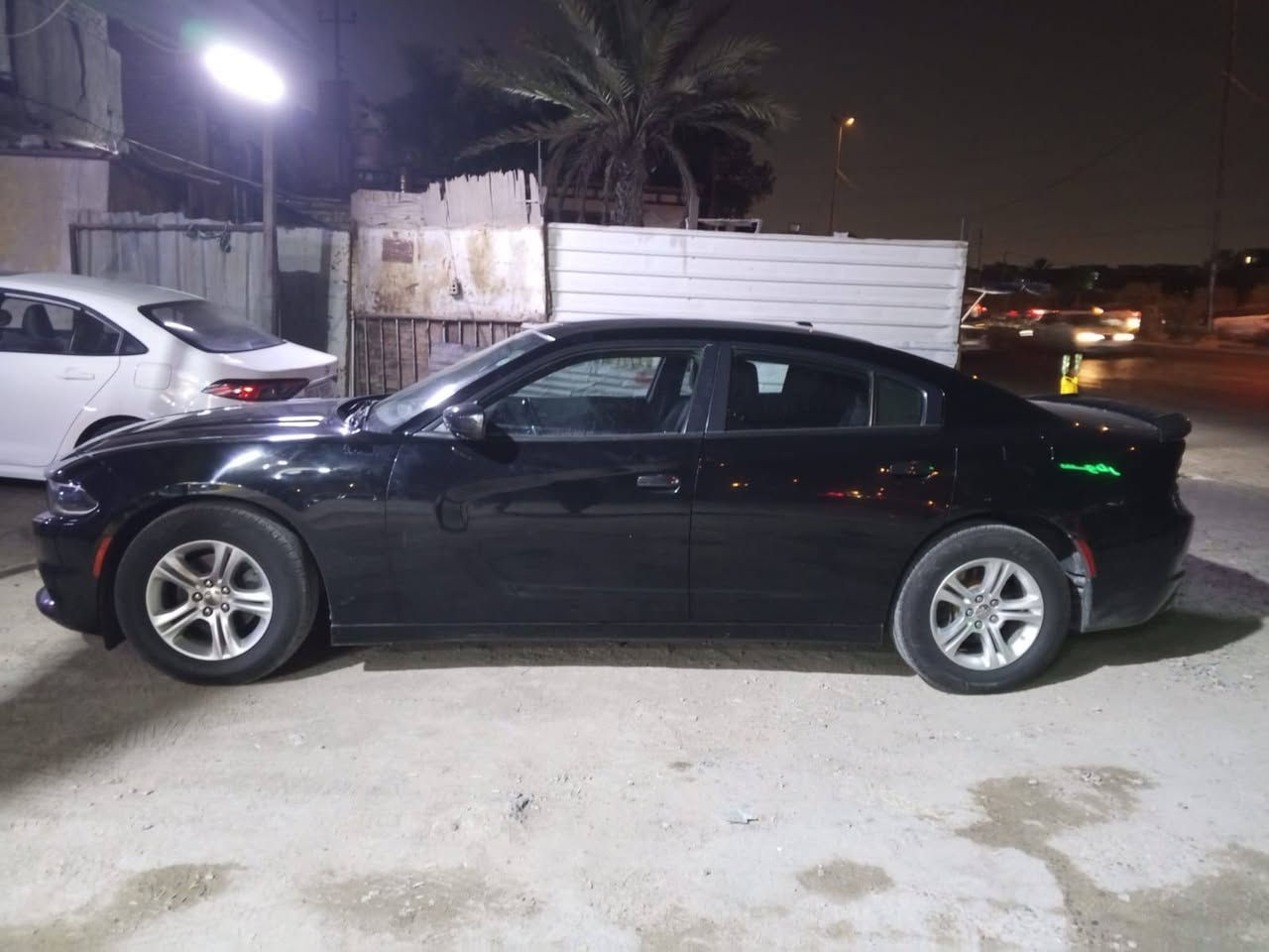 سلام  عليكم 
دودج تشارجر SXT موديل 2020
المحرك:
6 سلندر (V6)
سعة 3.6 لتر
قوة 292 حصان
عزم 352 نيوتن.متر تقريبًا
ناقل الحركة:
أوتوماتيك 8 سرعات
الدفع:
خلفي (RWD)
تتوفر نسخ بدفع رباعي (AWD)
استهلاك الوقود:
حوالي 9–11 كم/لتر حسب طريقة القيادة
سعة خزان الوقود:
70 لتر تقريبًا
التسارع:
من 0 إلى 100 كم/س خلال حوالي 6.4 ثانية
المميزات:
شاشة لمس 7 بوصات (بعض النسخ 8.4 بوصة)
كاميرا خلفية
تشغيل بالبصمة (Push Start)
مثبت سرعة  
ممشه سياره 73 مايل
ملحظه السياره بدون حدث كلاين فقط بيه طلقه بلقمره + BAR بلجملغ الايمن الامامي السعر 190 وبيه مجال بسيط + صور حدث السياره بلمنشور مكفوله من الصبغ السياره 
موجود واتساب ***********
