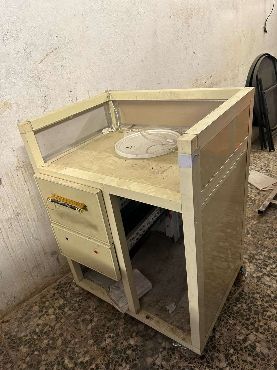 السلام عليكم عندي غراض مال مطاعم سنك وميز وميز كشير الغراض متروكة بس كلش نضيفات  وعندي بعد جم شغله اليحب يستفسر هاذي رقمي ***********
