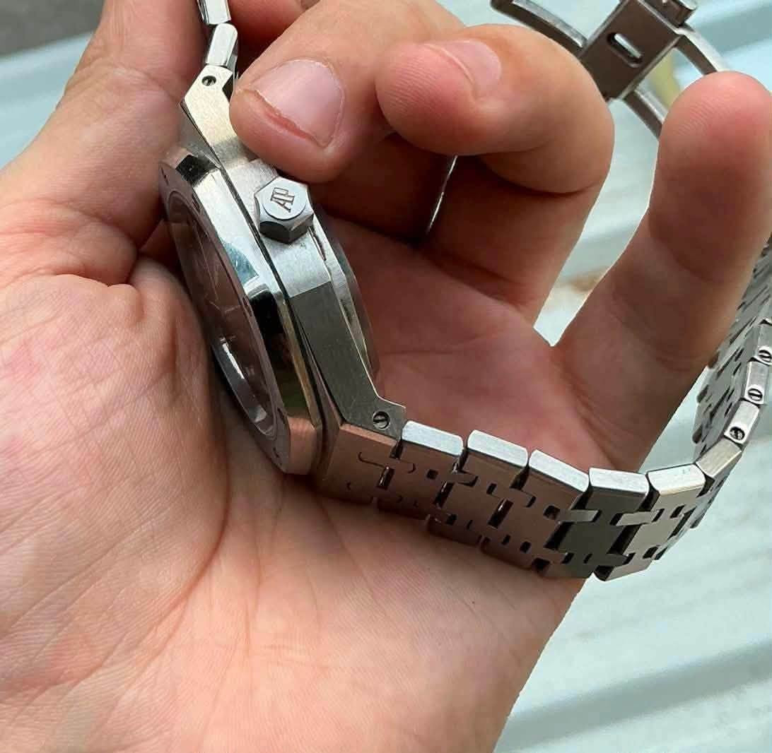 ساعة أوديمار بيغيه رويال أوك بتصميم فاخر وميناء رمادي متدرج يبرز فيه قفص التوربيون بوضوح اي بي اوتماتيك رقاص اباجي مكينه الذهبيه اليابانيه 
كامل مرفقات 
سعر خاص 
توصيل 🚚 مجاناً لجميع محافظات العراق 
للتواصل و الاستفسار مراسلة الصفحه 
واتساب ***********
إنستغرام 

https://www.instagram.com/p/DdJ4uwIDaqM/?stkn=dW41aHJmY3FvNGxw
