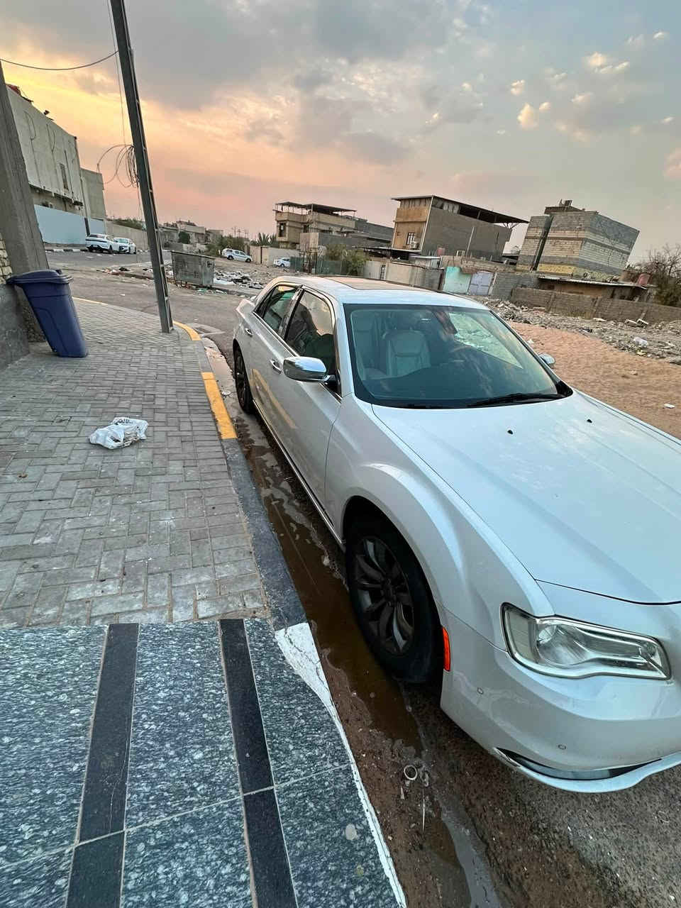 كرايسلر اوباما خليجي 2015  هيمي 5700. V8
كرايسلر اوباما c300 خليجي 2015 اصل بدون حادث 

مكينه 5700. هيمي V8 

مواصفات 
موديل 2015 اصل 
ماشيه 202 الف كم ( 125 الف ميل ) 

فتحة سقف بنوراما 
شاشه كبيره 
حساسات اماميه وخلفيه 
كامره خلفيه دوارة 
تشغيل عن بعد 

مقاعد كهربائيه 
تدفئه مقاعد 

تحكم ستيرن 
محدد سرعة

ويل 18 
حداديه جديده 
السياره مغلفة PPF 
بيهة بارد كد شبر بالباب الخلفي جهة السكن وبعض الملاحظات البسيطه 

مكان السياره بصره 

*********** 

السعر 190 وبيه مجال
