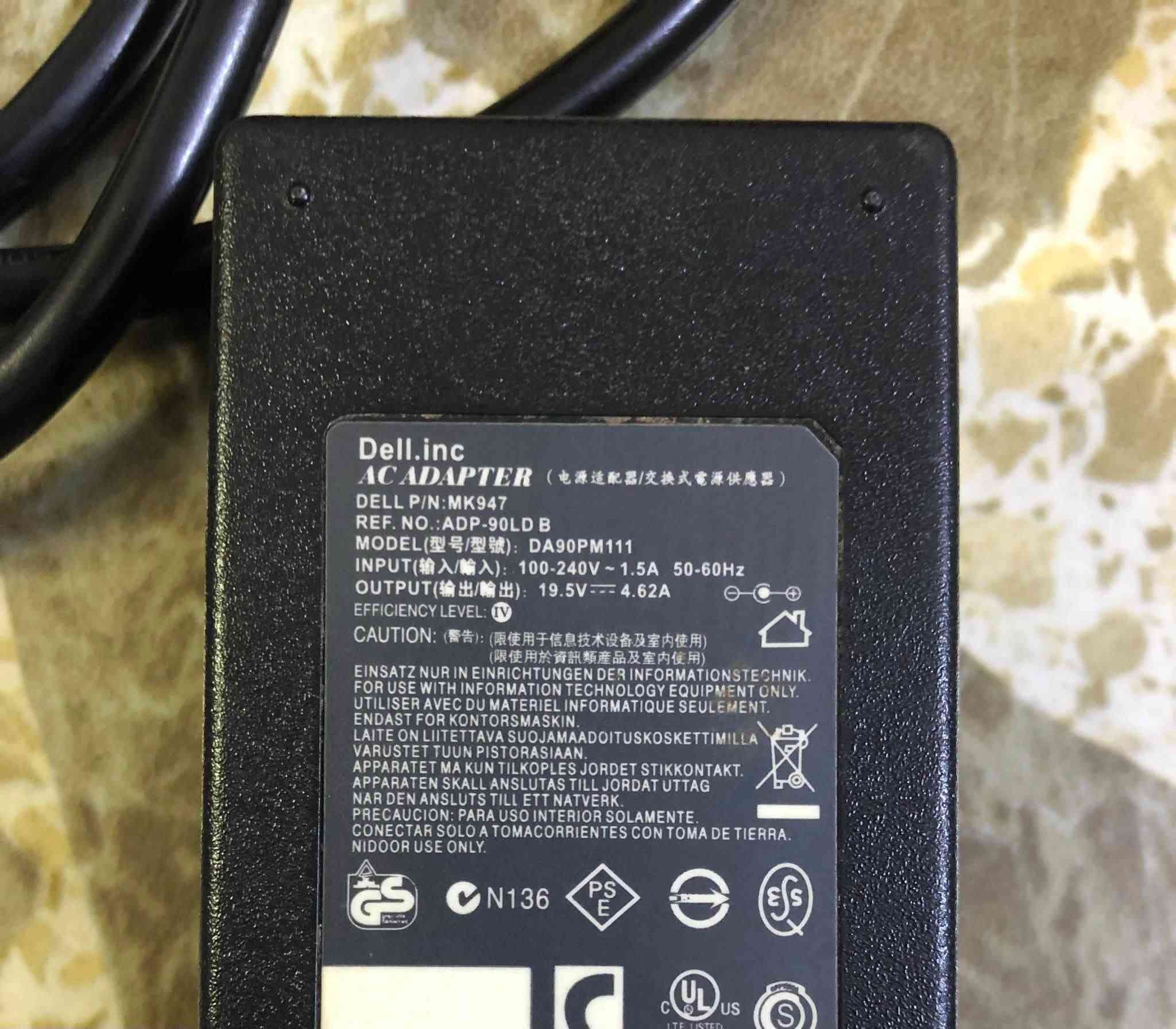 السلام عليكم 
شاحنه مال لابتوب Dell 
اصليه مستخدمه شي قليل 
انطيني سعر وبالعافيه بس سعر مقنع 
***********
