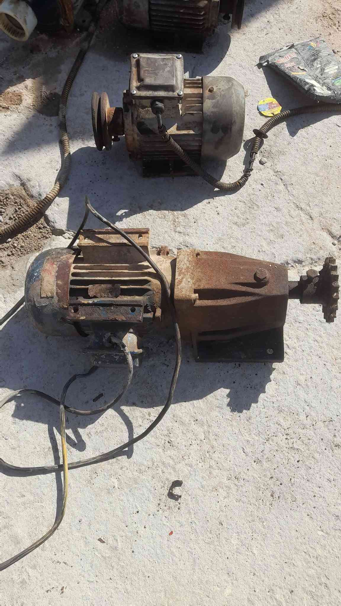 سلام عليكم مواطير مال مكينة بلوك ضغط للبيع 
الاستفسار***********
