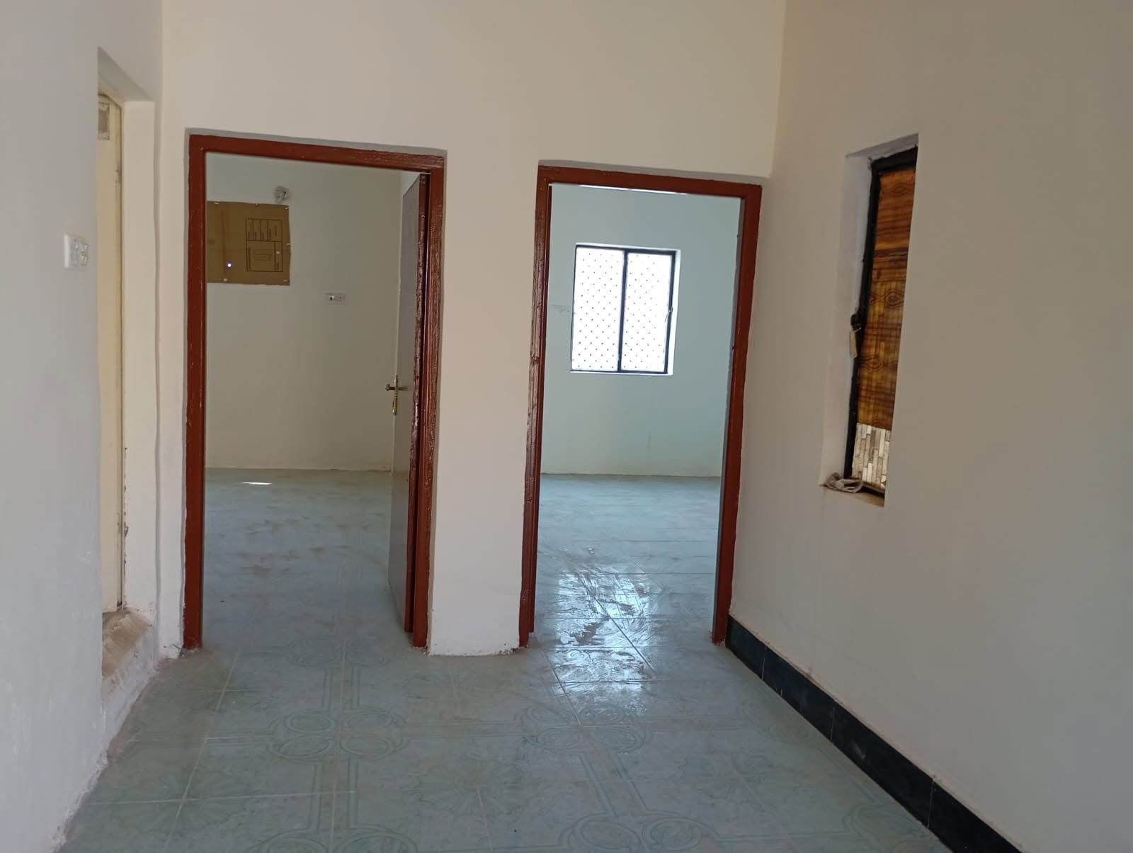 💡  فرصة استثمارية وسكنية ممتازة
(تستطيع سكن نصف وتأجير النصف الآخر فوراً ليعود عليك بوارد شهري ممتاز).
🏠 دار للبيع في الكوت - منطقة داموك (الطشاش) قرب مديرية المرور 🏠
الموقع والميزات العامة:
السند: طابو ملك صرف (باسم المالك وسكني - جاهز للتحويل الفوري)
المساحة الكلية: 200 متر مربع.
الموقع: تسلسل البيت العاشر عن الشارع العام (موقع هادئ وسهل الوصول).الشارع مقابل دائرة  المرور .
عرض الشارع: شارع عريض ومميز جداً بعرض 10 أمتار.
هيكل البناء: بناء عائلي متين وثقيل من الدرجة الأولى، البيت مرتفع ومحصن عن الشارع بسلم من 3 إلى 4 بايات، والنصفان مبنيان بحائط مشترك قوي ممتد على طابقين. البيت مصبوغ بالكامل بلون أوف وايت نظيف وجاهز للسكن.
تصميم الدار (نظام مشتملين منفصلين تماماً بسياج عازل وباب خارجي مستقل بعرض 1 متر لكل منهما):
النصف الأول (طابقين):
الطابق الأرضي: طرمة أمامية واسعة ومعزولة (5م × 5م)، صالة (4م × 5م)، حمام وتواليت مشترك (2م × 3م) مخدوم بممر، هول داخلي يحتوي على السلم وباب المنور الجانبي، مطبخ (4م × 5م) بتهوية ممتازة مع منور خلفي خاص.
الطابق الثاني: غرفتين نوم واسعتين (إحداهما مبنية فوق صالة النصف الثاني)، هول داخلي كبير، وباب يفتح على السطح الأول.
السطوح: مطبقة بالكامل بالشتايكر ومرتبة مع سلم للطابق الثاني.
النصف الثاني (طابق واحد معزول):
طرمة أمامية مستقلة ومرتبة (5م × 5م) وباب خارجي خاص، صالة (4م × 5م)، ممر يحتوي على حمام وتواليت مشترك (2م × 3م)، مطبخ (3م × 3م)، غرفة نوم (4م × 5م) مع باب على منور جانبي مخصص للتهوية.

📞 للاستفسار ومعاينة العقار تفضلوا بالمراسلة على الخاص (خاص الصفحة) أو الاتصال على الرقم: [***********].
