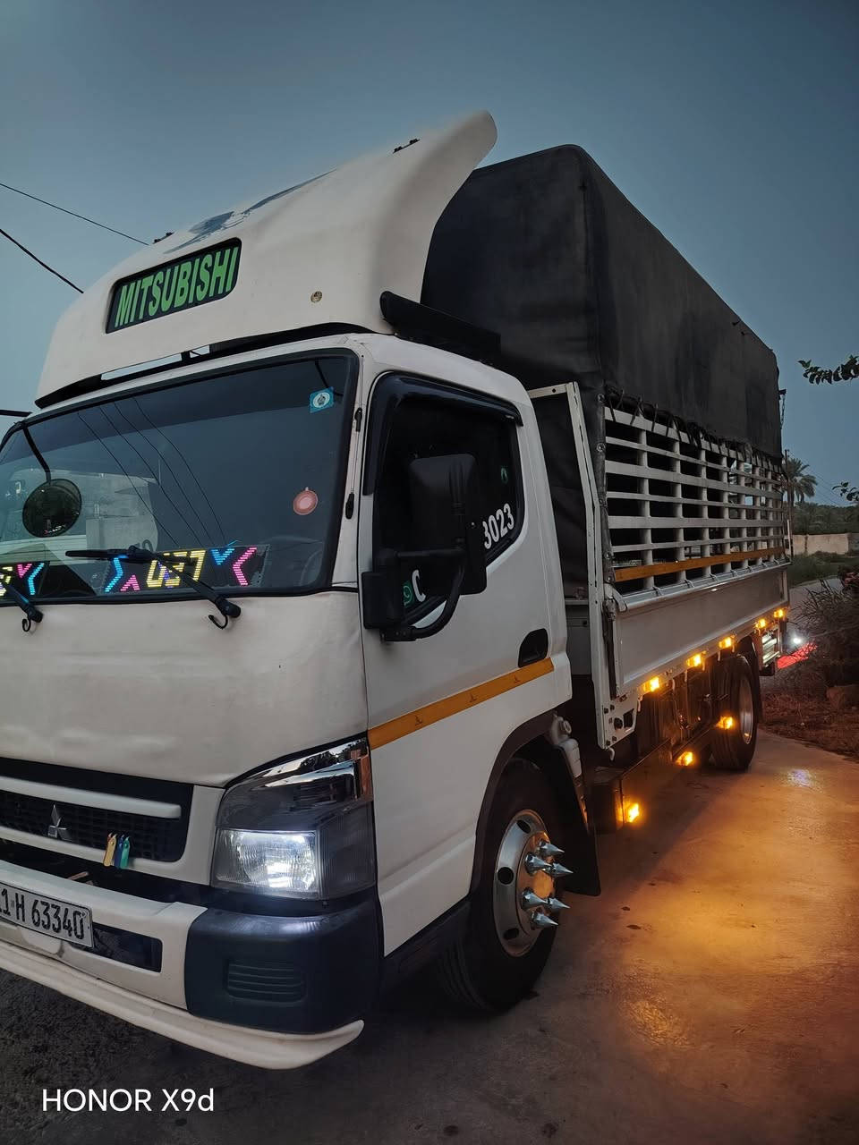 بسم الله الرحمن الرحيم
للبيع ميتسوبيشي كانتر فوسو (Mitsubishi Fuso) موديل 2020، نظيفة جداً وجاهزة للشغل فوراً بدون أي مصاريف.
​🔹 المواصفات والتفاصيل:
• الموديل: 2020
 مكفولة كفالة عامة (شاصي، محرك، كير، صبغ) – ما عدا طخة بسيطة بباب السكن ع كد شبر ومصلحة (بشرط الفحص أينما تحب)
• تخم تاير جديد ياباني أصلي (برجستون / Bridgestone)
•  ويل كب كروم طخم
• تبريد ثلج شغال 100%
• الرقم: بغداد حرف إنجليزي
•  جاهزة للعمل المباشر بدون أي نقص
• ملاحظة: الكاسحة مو ويا السيارة (تعود لصديق وتتنزل قبل البيع)
​📍 المكان: بغداد – الطارمية
💵 السعر: 240 ورقة (وبيه مجال بسيط للطيبين)
​📞 للتواصل والاستفسار:
• رقم الهاتف / واتساب: ***********

نص مكتوب في الصور:
- HONOR X9d