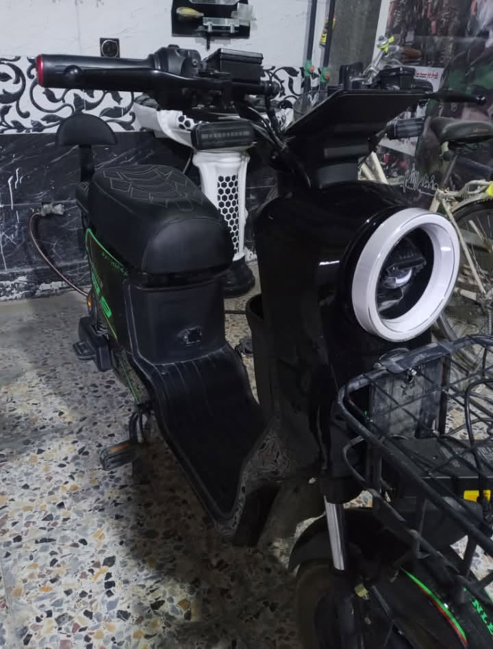 السلام عليكم دراجه شحن للبيع r9 بطاريات بجيس بعدهن مامشدودات الأصليات بعده بجيس انت شدهن بيدك دراجه بصمه لايت زنون دبل اشاره فول دراجه وجديده حيل 
سعر 400
لل اتصال والاستفسار :***********
العنوان بغداد شهداء البياع
