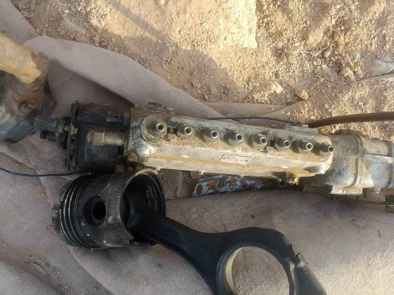 السلام عليكم غراض كراز للبيع
كورات 2 انظاف 
بم كاز 
سلف تشغيل 
شغالات ونظيفات شرط الفحص
للاستفسار ***********
