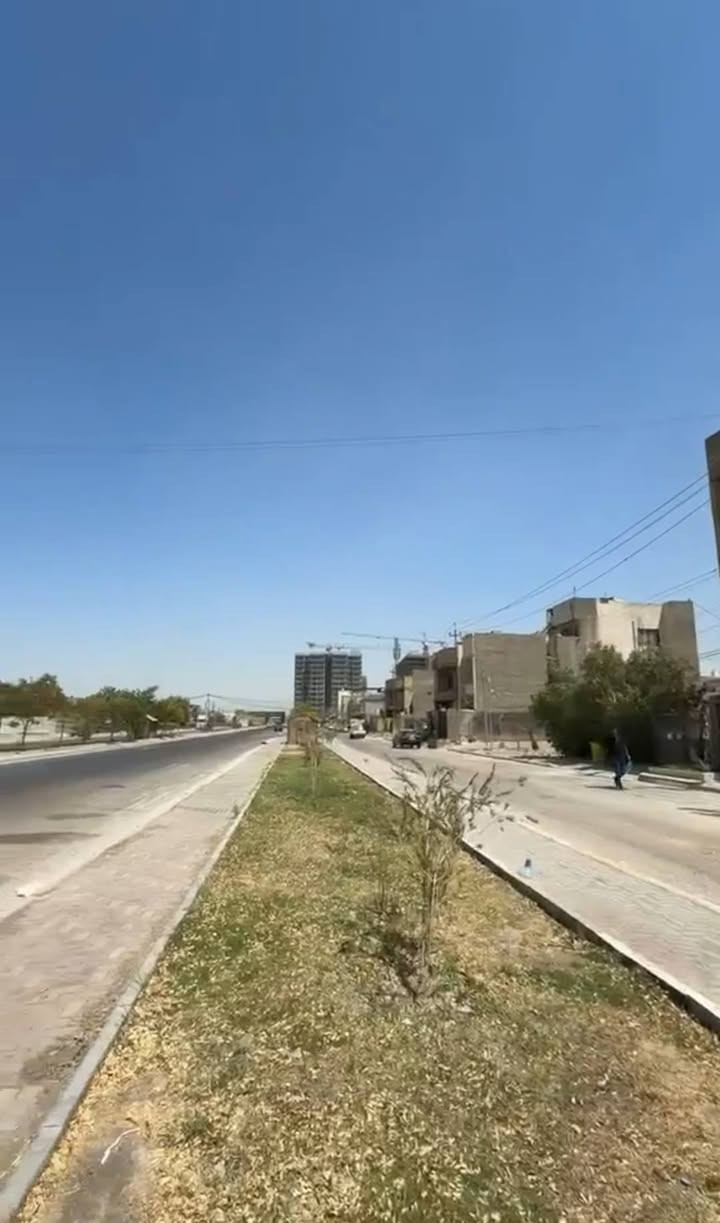 للبيع دار 100م²  5 غرف    بناء حديث هندسي

حي الجهاد على شارع 60 الاربع شوارع مباشر 

واجهه 5 مدخلين 

يتكون من طابقين 
يحتوي على صاله ومطبخ وحمامين و 5 غرف منام 

قرب مجمع السلام السكني 

#للاستفسار : مكتب سومر للعقار 🏛️ حي الجهاد الضباط 
 يتوفر واتساب 
*********** 📞
