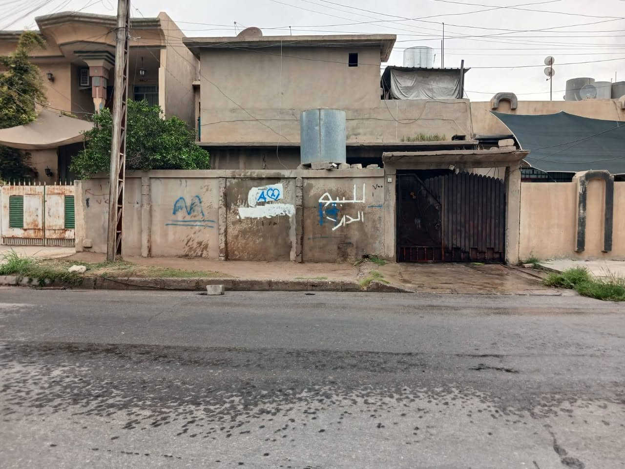 الموصل | بيت للبيع في حي سومر (الشارع الحولي) 
​البيت ورثة بموقع ممتاز  في حي سومر... 
​تفاصيل العقار:
​المساحة: 200 متر مربع.
​الموقع: الجانب حي سومر (الشارع الحولي).
​نوع البناء: بيت بناء قديم (سنة 1984) يباع كـ (ارض)... 
​الوضع القانوني: بيت ورثة قسام شرعي المعاملة كاملة وجاهزة شرط التحويل.
​السعر:
​130 مليون دينار وقابل للتفاوض. 
​📌 ملاحظة: المعاملة نظامية ومستوفية للشروط القانونية لضمان سرعة التحويل ونقل الملكية
​للاستفسار ولمزيد من التفاصيل يرجى الاتصال على الرقم ادناه وو مراسلة الصفحة:
📱 [***********]
