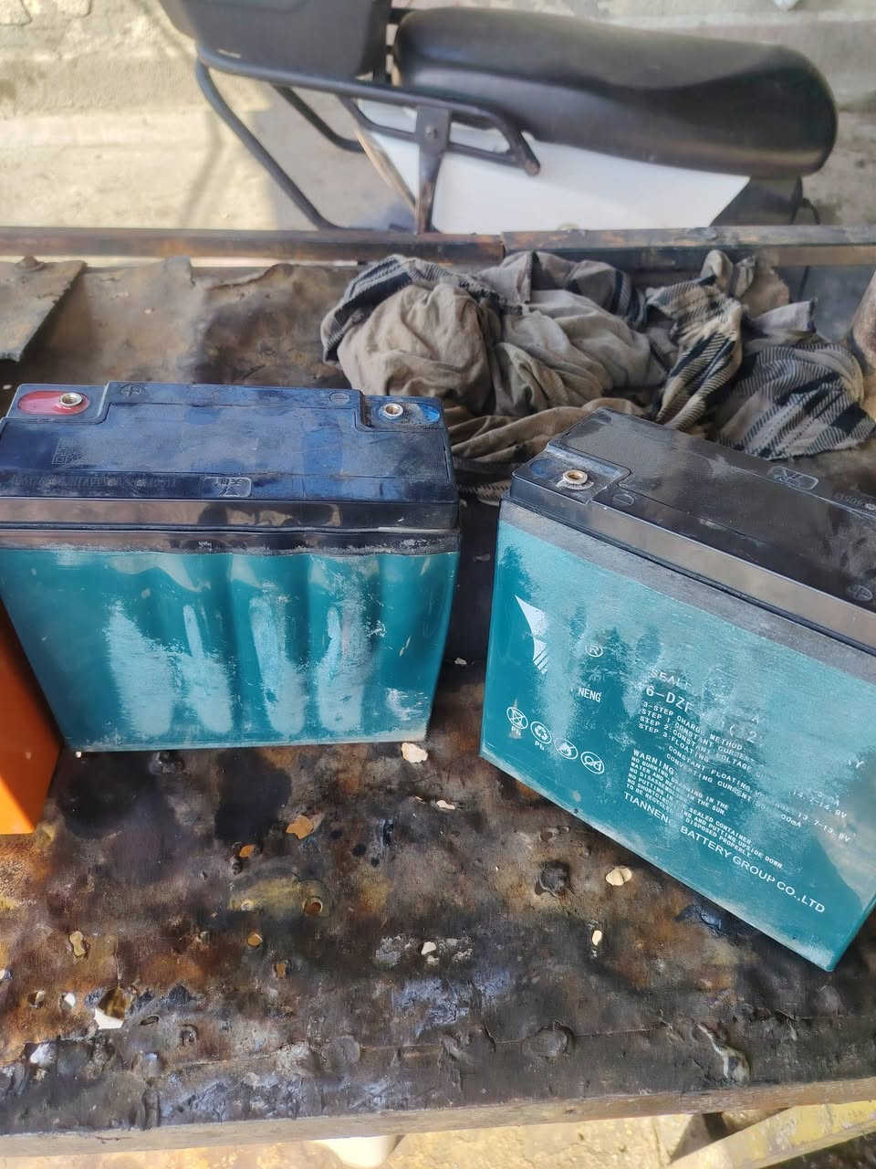 5بطاريات 2 هايس و 1 وينلي حيل نظيفات ع الفحص ب ٣٠ الوحده و2  بطاريات خضر بيهن نفخه قليل ع ١٠ مكاني بغداد الحسينيه مال راشديه ***********
