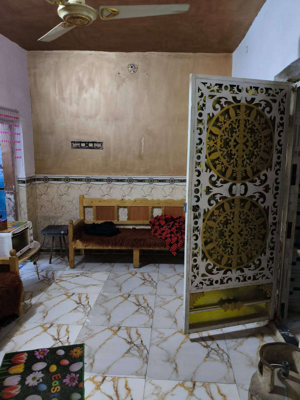 يوجد لدينا دار سكن للبيع ١٠٠م خلفي طابق واحد عگاده حي الفداء مقاطعة ٢٢قرب صيدليه بدور غرفتين وصاله ومطبخ وديوانيه وصحيات داخليه وخارجيه البيت حاليا فارغ السعر ٦٠مليون مع المجال للاستفسار الاتصال على الرقم ***********
