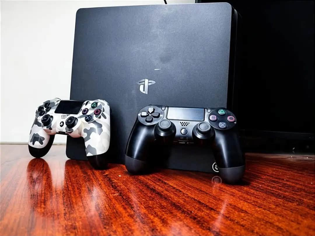 السلام عليكم ابلي فور للبيع جهاز لوك اسيتكر أو اونلاين معه جوستك عدد2 ومعه ألعاب gta5ومعه ولعبه هورزا جزا الثاني ومعه ألعاب يشتغلن نسبه خمسين بل ميه يعني بين قوسين تأخذهن ديكور

مكاني حي اور 

الاستفسار :***********

رايده 200بي مجال بسيط حك الجيه
