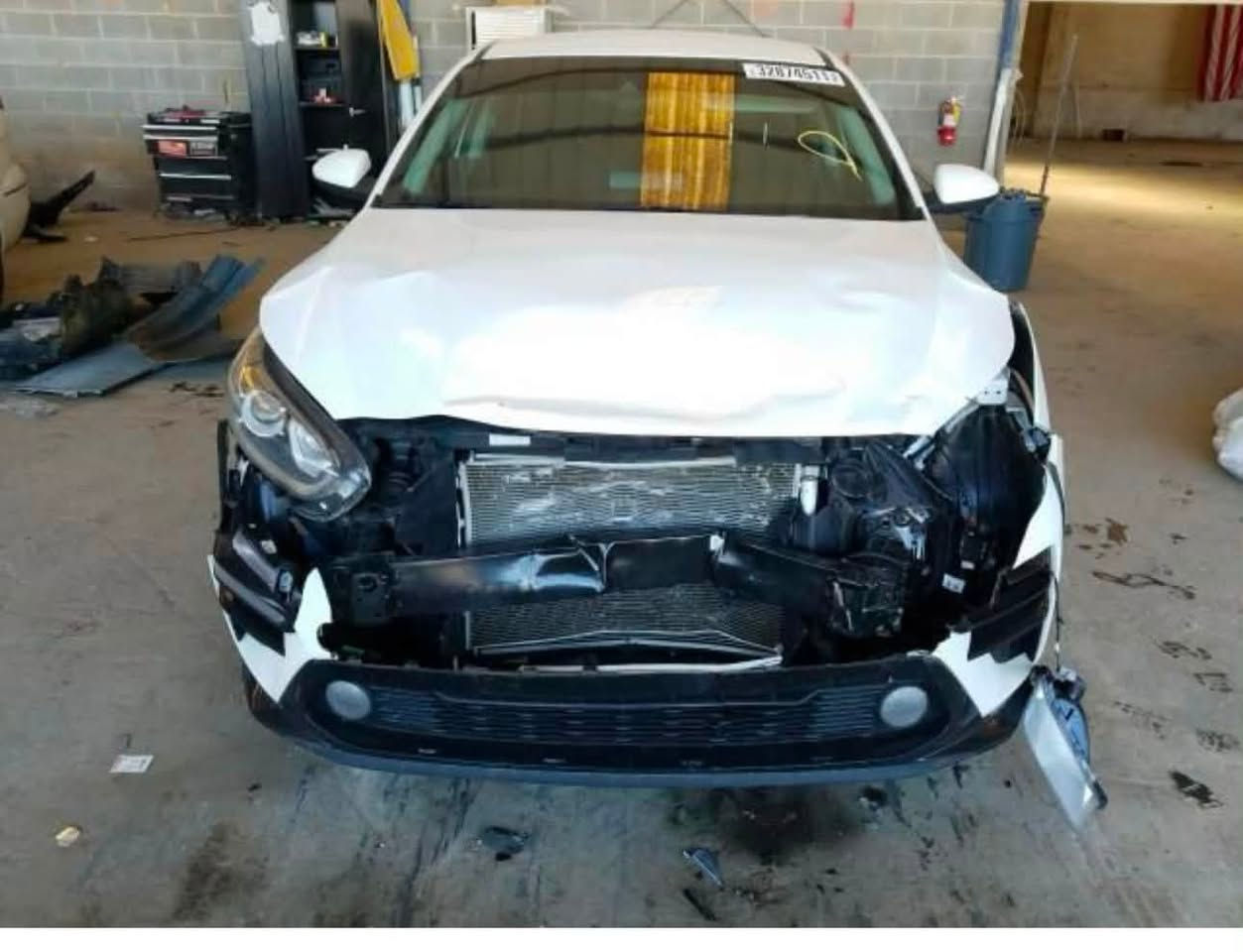 سلام عليكم 
كيه فورتي موديل 2020 
ماشيه 99 mi 
كير محمور ايتي 
حادثهة في امريكا بنيد فقط ودعاميه شاصي ولغود مكفولات 
وب العراق باب وجاملغ جهة سايق ونفسهن مصلحات وسياره ليبل واحد 
تخم تاير جديد 
صدر جديد 
زرع عدسات ايل اي دي زنون 
ملاحضه 
المكينه مبدلهة جديده على يدي صار شهر من بدلت مكينه وممفتوح برغي بيهة مكفوله وتحت ضمان بعدهي 5 سنوات 
رقم الهاتف /***********
العنوان / بغداد حي العامل 
سياره مال جناي مو بياع شراي 
السعر 120 وبيهة مجال بسيط
