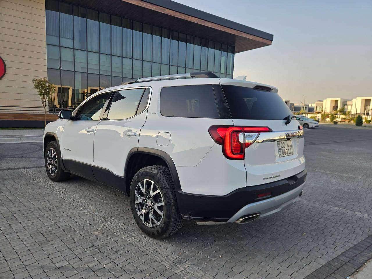 Gmc Acadia SLE 2023 
وارد أمريكي 
مواصفات SLE
🔹️محرك 4 سلندر 2.0 توربو 
◼️كير 9 سرعات 
◼️شاشة تدعم أندرويد أوتو + أبل كار بلي
◼️تبريد ٣ قطع 
◼️بصمة ع أربع أبواب 

🛡أنظمة السلامة ومساعدة السائق 
🔸️نظام تنبيه من التصادم الأمامي 
🔸️فرملة طوارئ تلقائية 
🔸️نظام تنبيه مغادرة المسار + نظام محافظة ع المسار 
🔸️نظام النقطة العمياء
🔸️ كامرة خلفية 

ماشية 23 ألف فقط 

مرقم أربيل بأسم شركة تريد وكالة أو تحويل 
مكان السيارة بغداد مجمع بدور السكني 

رقم الشاصي مُرفق 
1GKKNKL45PZ215940
للإستفسار 
*********** إتصال أو واتساب
