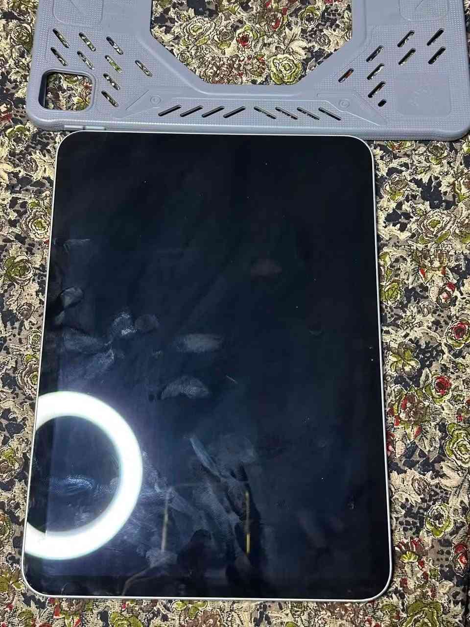 للبيع: آيباد 10 (iPad 10th Gen) - ذاكرة 256 جيجا
الذاكرة: 256 جيجابايت.
الحالة: الجهاز شغّال وما بيه أي إشكال باللمس أو الشاشة، والأداء طيارة.
زر التشغيل: شغّال يطفي ويقفل الشاشة طبيعي.
الملاحظات:  ضربة بسيطة بالإطار (مثل ما موضح بالصور)، وبصمة الأصبع ما تشتغل 
دكمه شغاله طبيعي اي مشكله ما بيها فقط بصمه ما تشتغل.
الملحقات: كارتونة الجهاز فقط.
السعر: 350 ألف دينار (قفل ).
للتواصل: ***********
المكان: بغداد - الشعلة (توصيل ما عندي)
