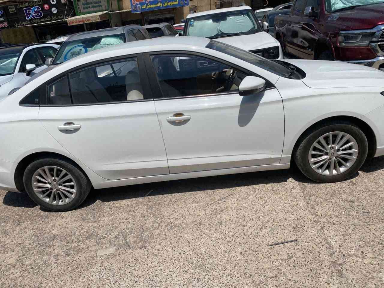 السلام عليكم
Mg 5 2023 
رقم بغداد الجديد 
ماشية 78 الف كم 
مواصفات السيارة 
ويل 17 
شاشة لمس مع دعم Apple CarPlay 
مكيف هواء امامي خلفي 
مثبت سرعة.
حساسات إضاءة.
مرايا كهربائية.
وسائد هوائية أمامية.
نظام ABS وEBD وESP للثبات.
نظام مراقبة ضغط الإطارات (TPMS).
مثبت مقاعد أطفال ISOFIX. �
السعر المطلوب 85 ورقة وبيها مجال 
***********
