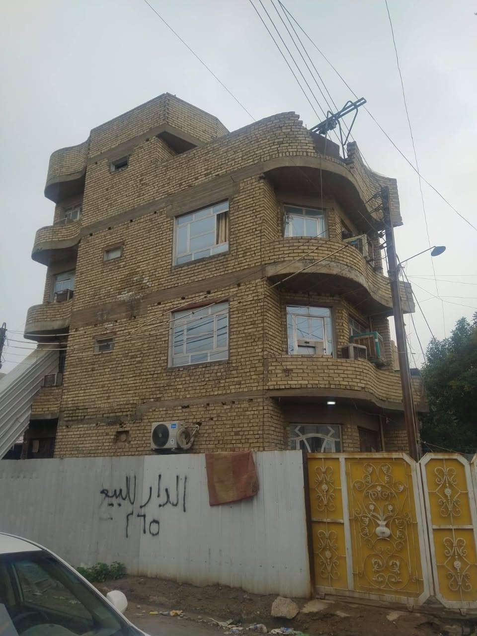 بيت للبيع مساحة ٦٥متر ٤ طوابق ركن الارضي يحتوي على صالة 4.5*5متر وخدمات ومطبخ 3.5*3.5 متر والطابق الاول والثاني يحتوي على كل طابق غرفتين نوم وخدمات نفس قياسات الصالة والمطبخ والرابع يحتوي على غرفة نوم وخدمات اما السطح ناصي وصطح عالي موقع البيت حي العامل الجمعيات  قرب ملعب احمد راضي السعر 170 هاتف
 ‏‪***********‬‏

