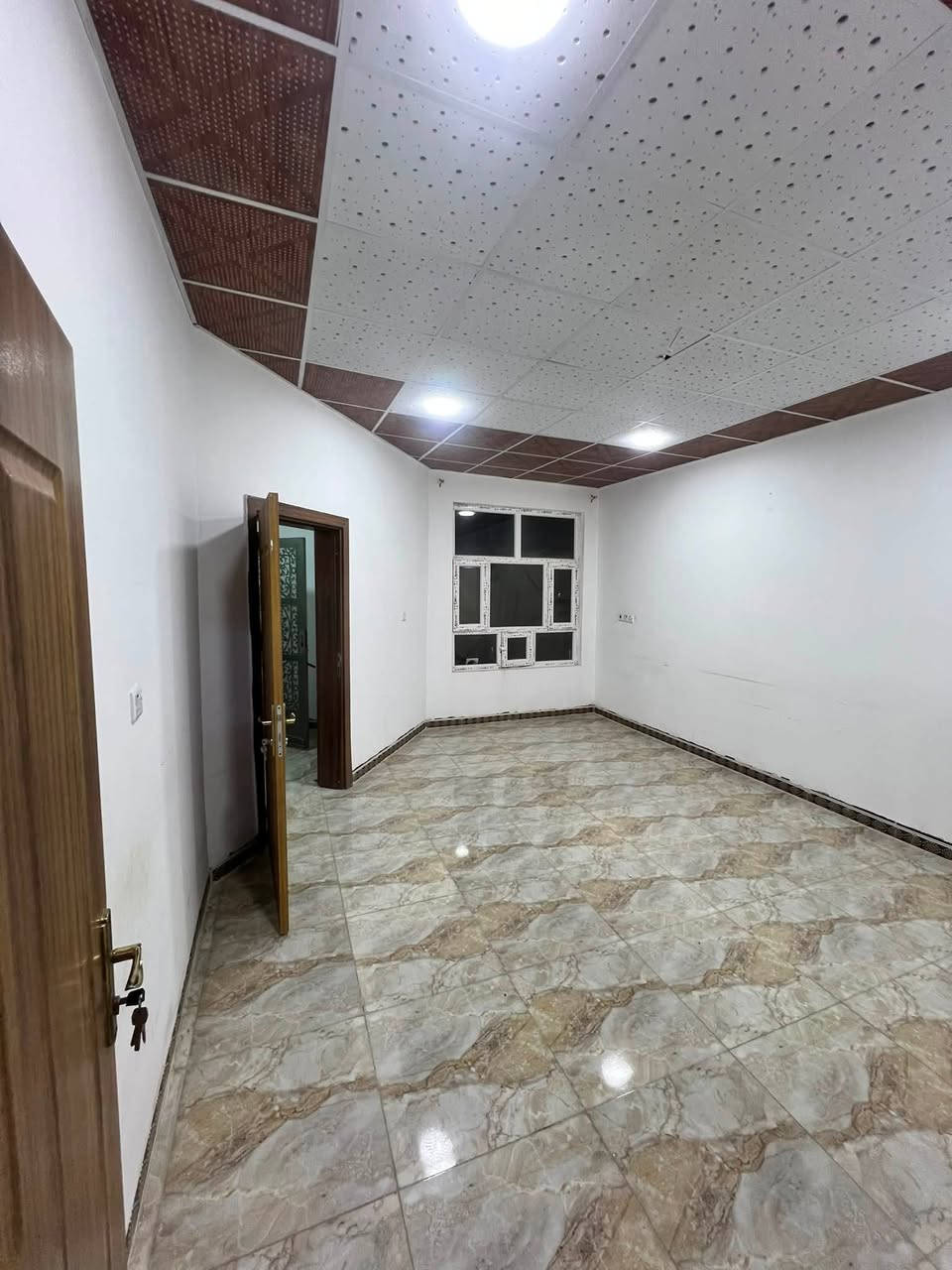 السلام عليكم دار 🏠 للبيع في مجمع جنة تكريت السكني… مساحة المنزل 200 متر نزال 20 واجهة 10 …يطل علا شارع 20 المنزل طابق واحد يحتوي المنزل علا غرف عدد 2 صاله استقبال مطبخ صحيات عدد 2 كراج سياره 🚘… بيع مستعجل البيت مسدد كامل لا مطلوب لشركه ولا مسحوب عليه… للستفسار اتصل علا هذا ارقم 
‭***********
