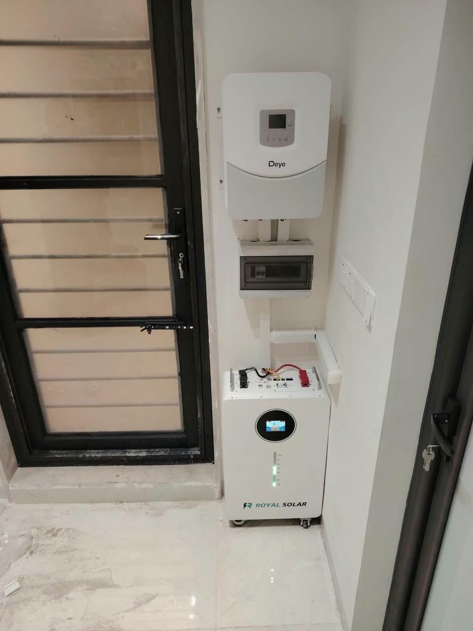 ☀️ تنصيب منظومة طاقة شمسية 2026 ⚡️
من تنفيذ كادر شركة رويال سولار – صلاح الدين 🔵
🏠 منظومة منزلية بنظام 48 فولت
 🔋 8 أمبير ليلي | 10 أمبير نهاري 📈  حسب احتياج المنزل.
📍 الموقع: صلاح الدين – تكريت -  الزهور

 👤 للأخ المهندس أحمد حكم

نسأل الله له فيها الخير والبركة 🌹
🔧 مكونات المنظومة:
🔹 إنفيرتر DEYE 6.6 kw IP65 
🛡️ ضمان 5 سنوات 
🔹 بطارية ليثيوم ROYAL SOLAR  – 8KWh
🛡️ ضمان 5 سنوات تبديل + صيانة
🔹 ألواح LONGi Hi-MO X10 – 645 واط
☀️ عدد 4 ألواح
💳 خيارات الدفع:
✅ متوفر نقدي ✅ متوفر أقساط لموظفي كي كارد لمدة 18 شهرًا

🚀 نظام 48V قابل للتطوير — ابدأ بما تحتاجه اليوم وطوّر منظومتك مستقبلًا.

📍 فروعنا: 🔵 كركوك – شارع القدس – مقابل كوفي الجادرية – عمارة رويال نيت
🔵 كركوك – شارع المطار – قرب فلكة تكريت
🔵 صلاح الدين – تكريت – القادسية – شارع الكراج – قرب الحديثي للموبايل
📞 للحجز والاستفسار واتساب
: *********** – كركوك
*********** – صلاح الدين / آسيا
*********** – صلاح الدين / زين
☀️ رويال سولار | طاقة أقوى… راحة أكثر
ضمان حقيقي • تجهيز • تنصيب • صيانة
