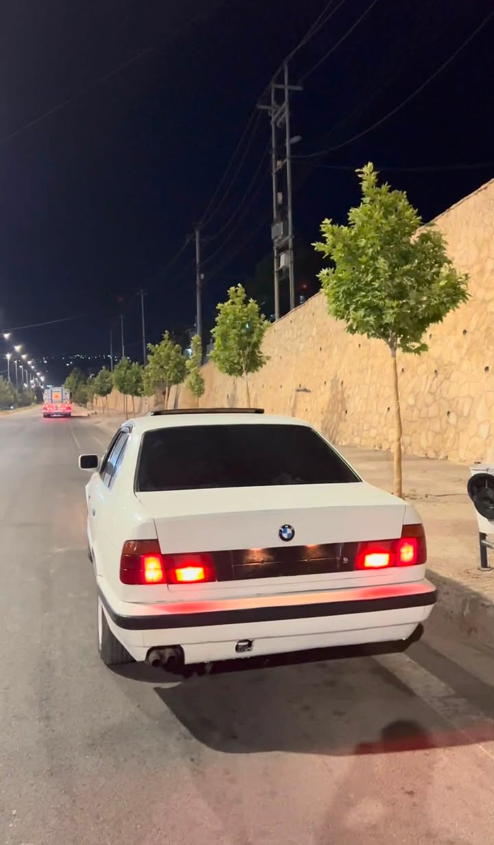 بەناوی خوای گەرە bmwبۆ فرۆشتن مۆدیل 1991 سەیارەکە زۆر پاکە بێ دەحمە بێ سبوخە سلایتە جوار جام کارەبای ئاوێنە کارەبای تەحدیل سورحە گێر تۆماتیک سەیارەکە زکر زۆر پاکە مەکینە فەلە مەکینە ٥٣٠ یە بەناو کردنو وەکالە بە شەرت سەحریشی ٤٠ وەرەقوە مەجال ٥ وەرەقە خرامەی لەسەرە دوای مەحمەلە دەی کێریەوە رەقەم مۆبایل***********تەنها فایبەر جوان دەدەمەوە
